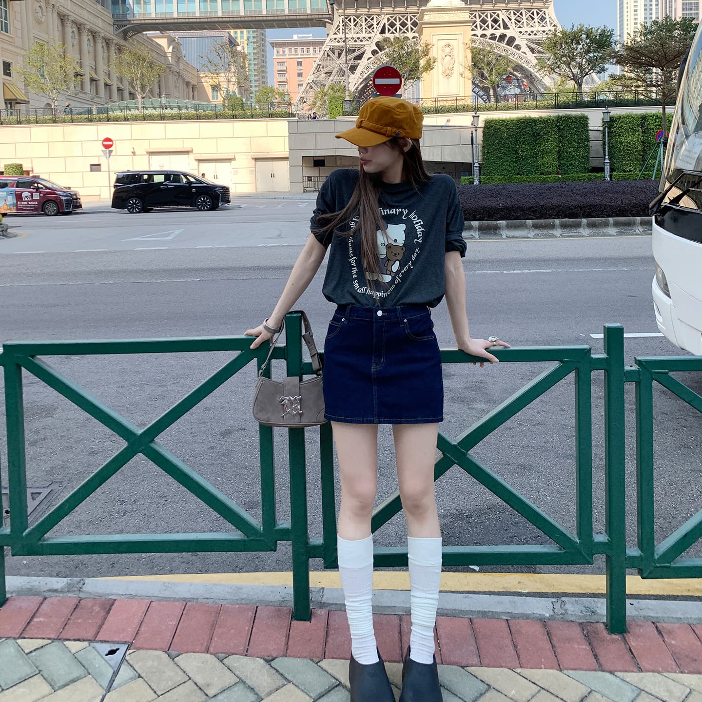 실사 낮음 포화 상태 한 여성 착용 가져 가라. 일상 단편화 달콤한 차가운 거리 데님 미니 스커트 포함 안감 이미지 5