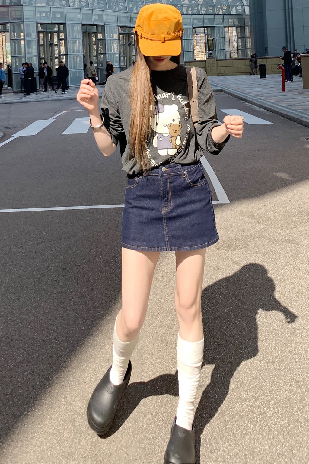 실사 낮음 포화 상태 한 여성 착용 가져 가라. 일상 단편화 달콤한 차가운 거리 데님 미니 스커트 포함 안감 이미지 6