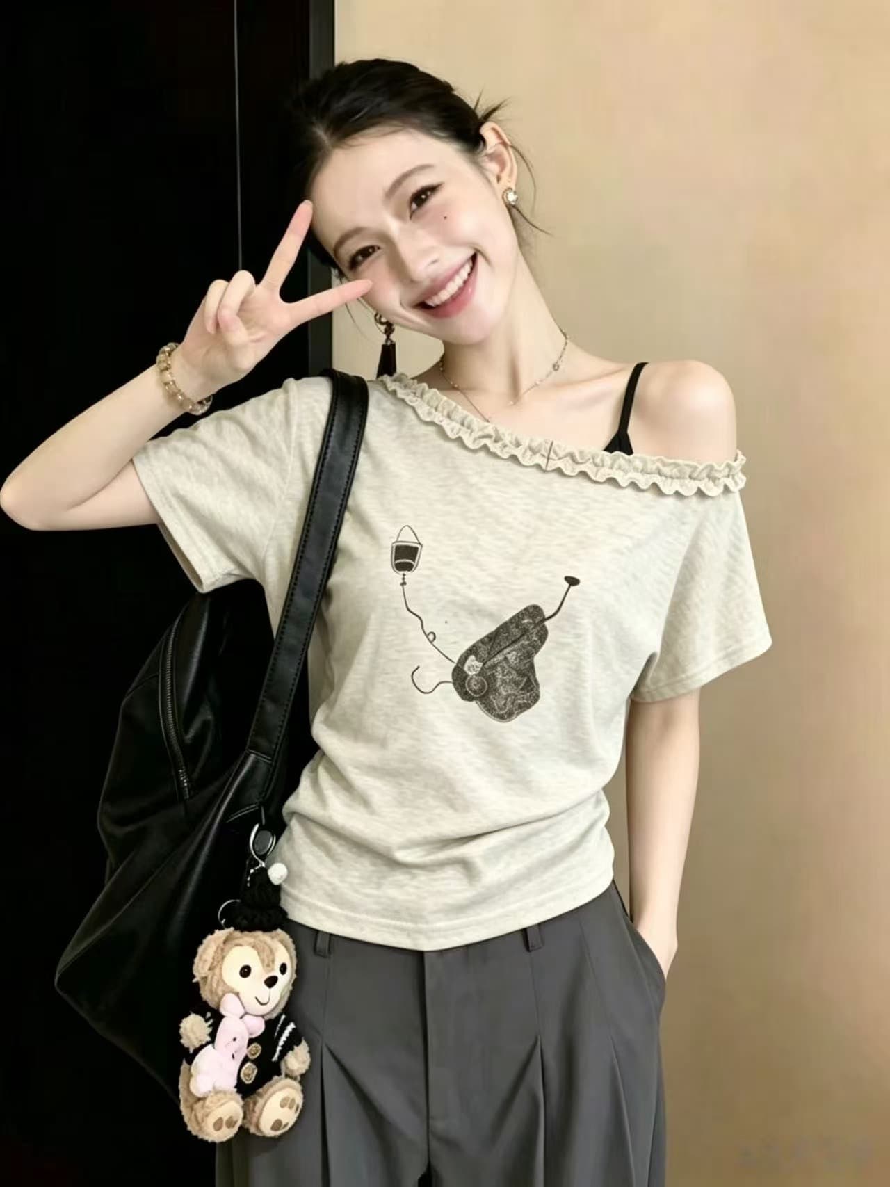 실사 한 부서 달콤함 프릴 반팔 티셔츠 여성 2026 여름 새로운 몸매 가꾸기 슬림해 보이는 프린트 비스듬한 어깨 의류 상세 이미지 2