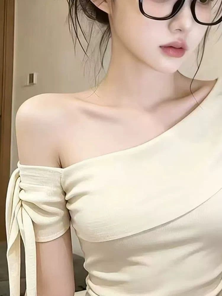 실사 핫걸 슈퍼 잘 생긴 불규칙 비스듬한 칼라 오프숄더 반팔 티셔츠 여성 디자인 센스 여름 섹시함 몸매 가꾸기 맨위 이미지 3