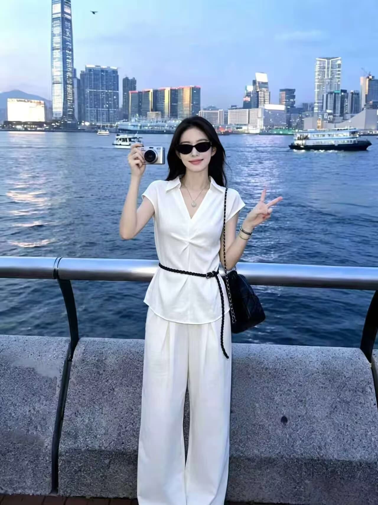 실사 여성 의류 고급 센스 벨트 포함 페이크 레이어드 숨기기 V넥 반팔 셔츠 여름 슬림해 보이는 맨위 이미지 2