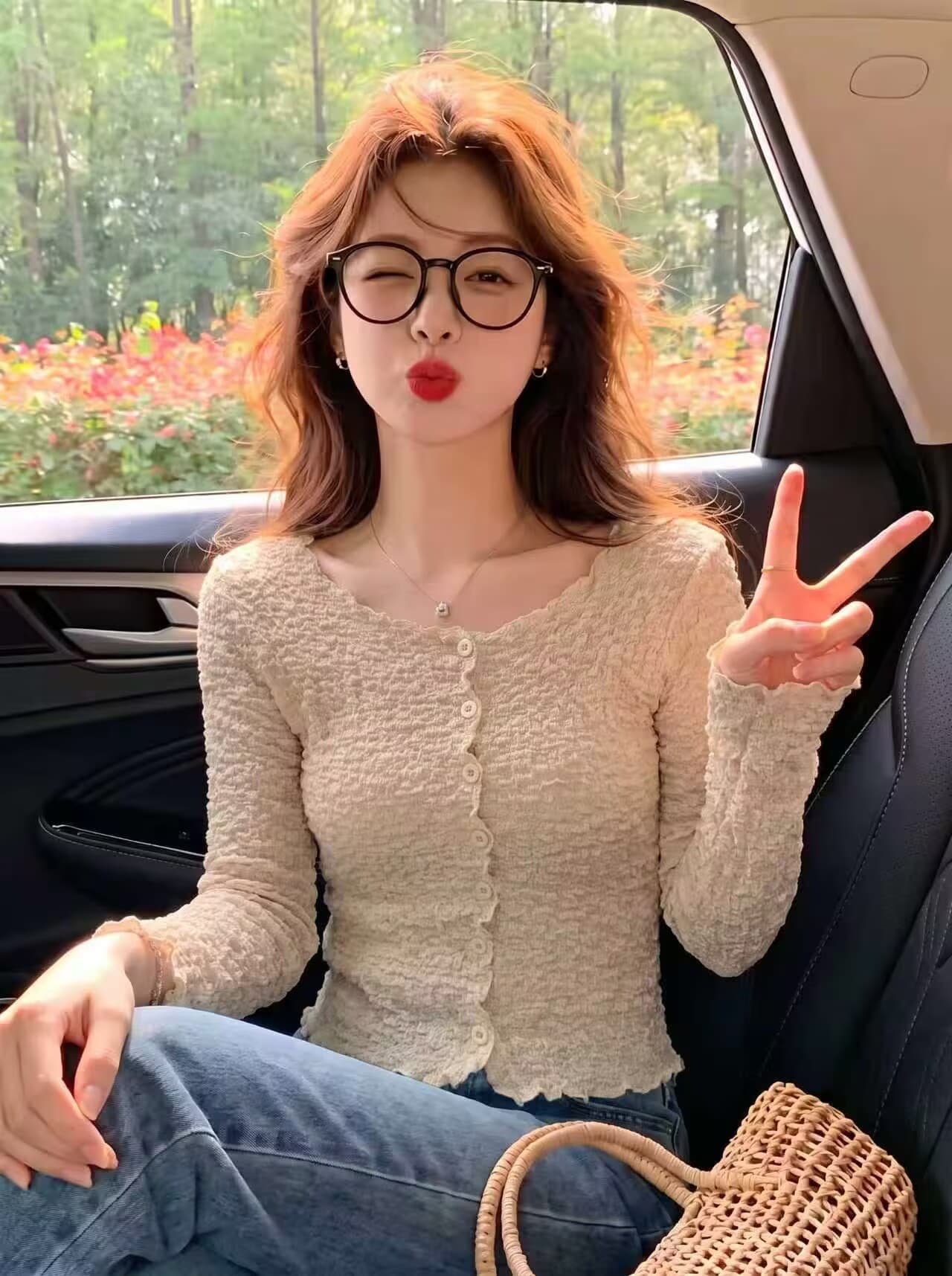 실사 프랑스식 자이언트 잘 생긴 패션 품격 핫걸 순수한 욕망 V넥 기본 셔츠 여성 인사이드 가져 가라. 디자인 센스 오픈 가디건 맨위