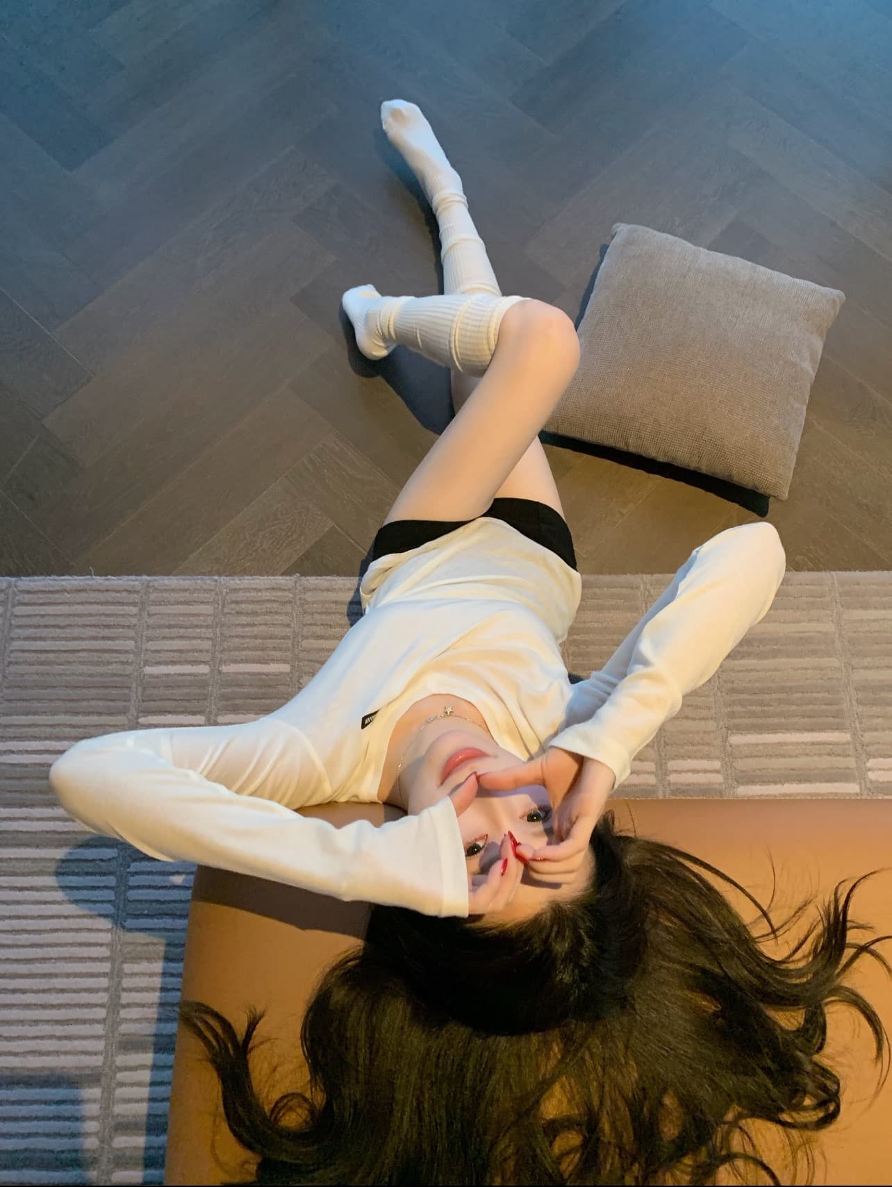 비스듬한 어깨 긴팔 티셔츠 여성 패치 알파벳 몸매 가꾸기 쇼트 스타일 오프숄더 만나는 이슬 쇄골 맨위 이미지 3