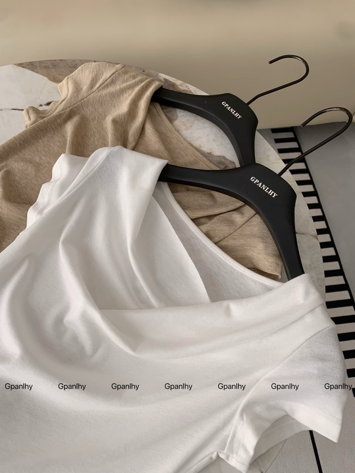 안녕하세요. 팬 팬 빛 산소 주간 디자인 센스 흔들다 칼라 비스듬한 어깨 반소매 맨위 여성 오프숄더 허리 수축 반팔 티셔츠 이미지 2