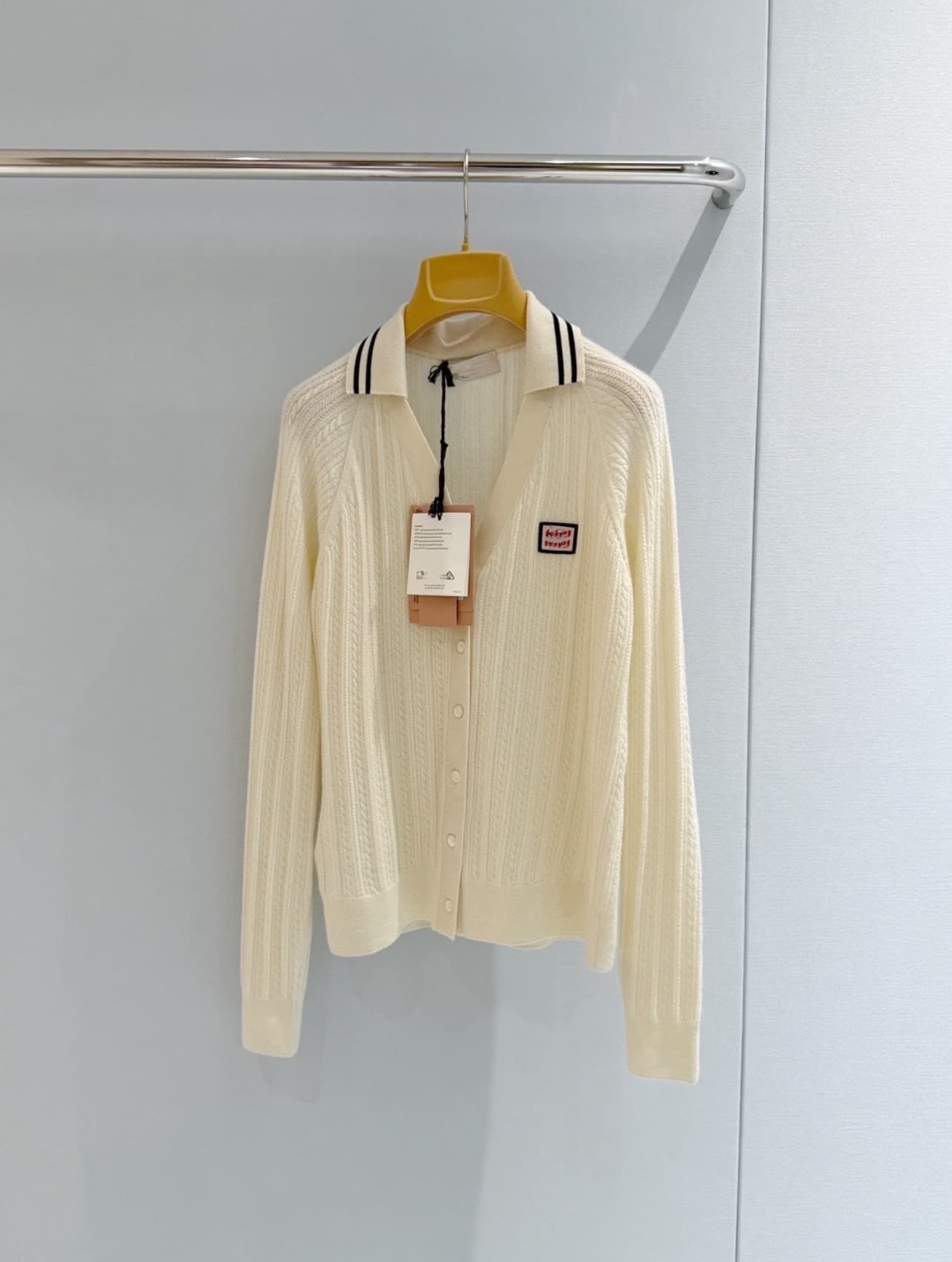 높음 세트 26 이른 가을 새로운 알파벳 자카드 상징 레이블 장식 꽈배기 품격 긴팔 니트 오픈 가디건 여성