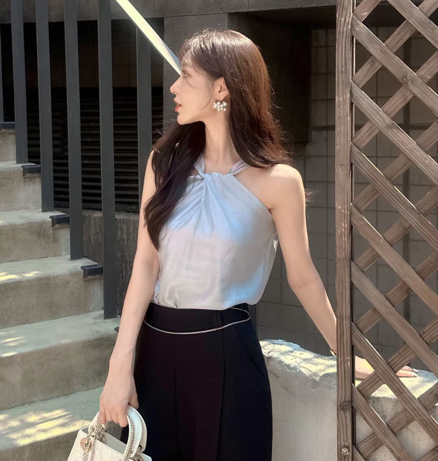있음 선적 휴가 바람 작은 대중 디자인 센스 십자가 비틀림 행침 목 오프숄더 슬림해 보이는 새틴 캐미솔 둘 색상 이미지 3