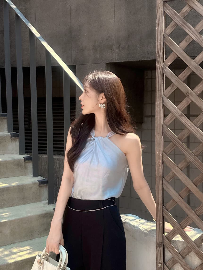 있음 선적 휴가 바람 작은 대중 디자인 센스 십자가 비틀림 행침 목 오프숄더 슬림해 보이는 새틴 캐미솔 둘 색상 상세 이미지 3