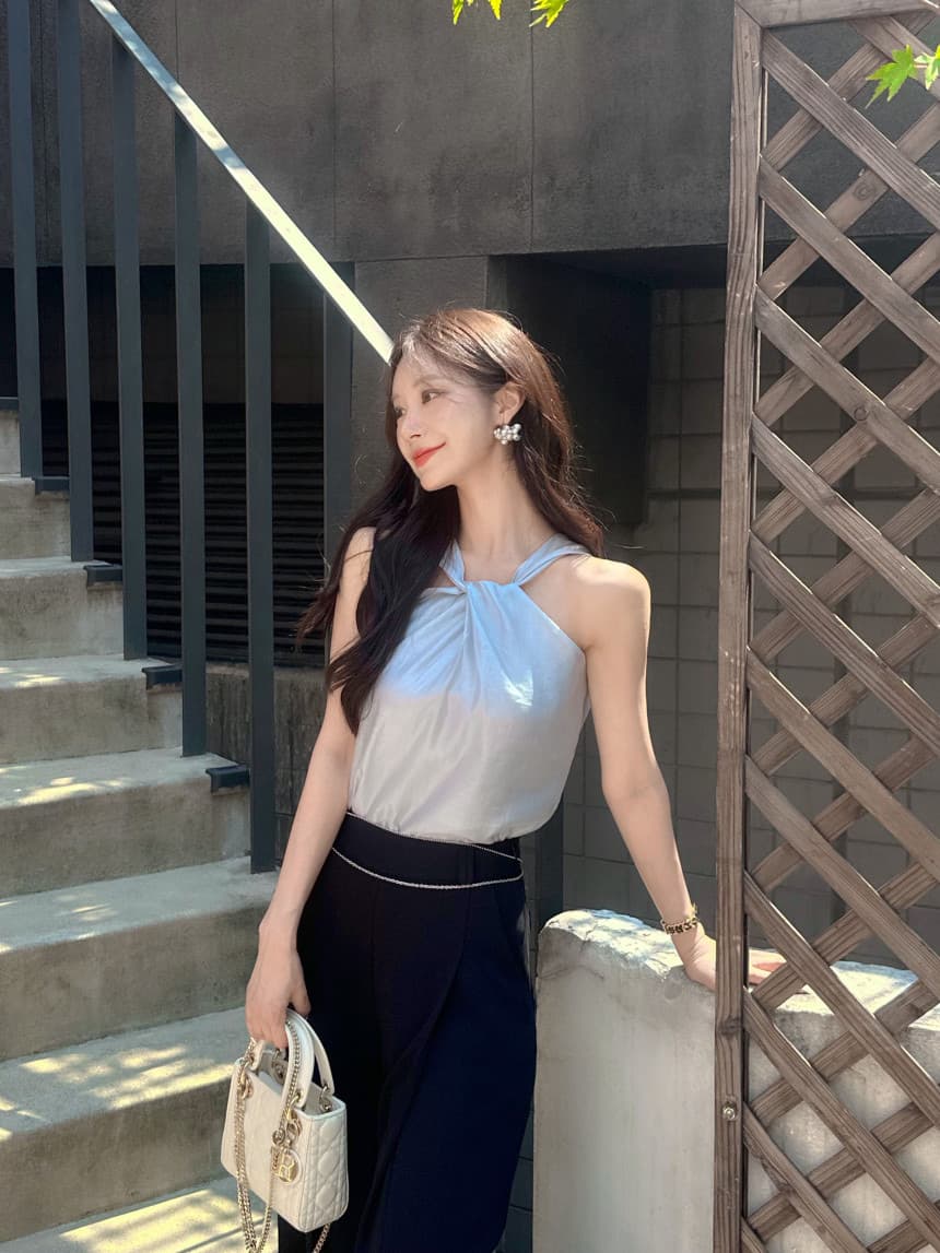 있음 선적 휴가 바람 작은 대중 디자인 센스 십자가 비틀림 행침 목 오프숄더 슬림해 보이는 새틴 캐미솔 둘 색상 상세 이미지 4