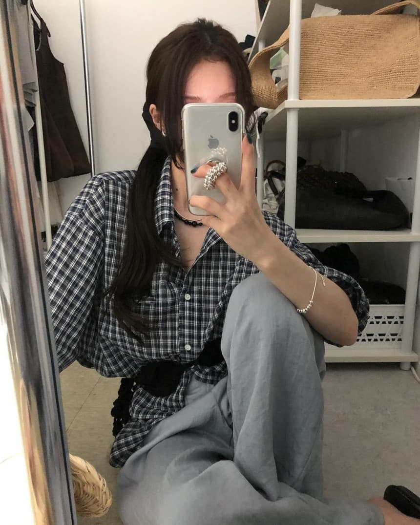 있음 선적 레트로 느긋한 바람 품격 폴로 칼라 싱글 주머니 디자인 루즈핏 슬림해 보이는 체크무늬 긴팔 셔츠 둘 색상 상세 이미지 15