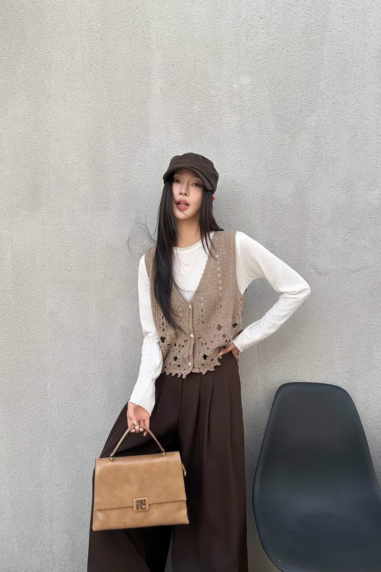 2026 가을 새로운 작은 대중 디자인 고급 센스 니트 조끼 홀로우 아웃 레트로 항구 바람 외부 가져 가라. 베스트 이미지 4