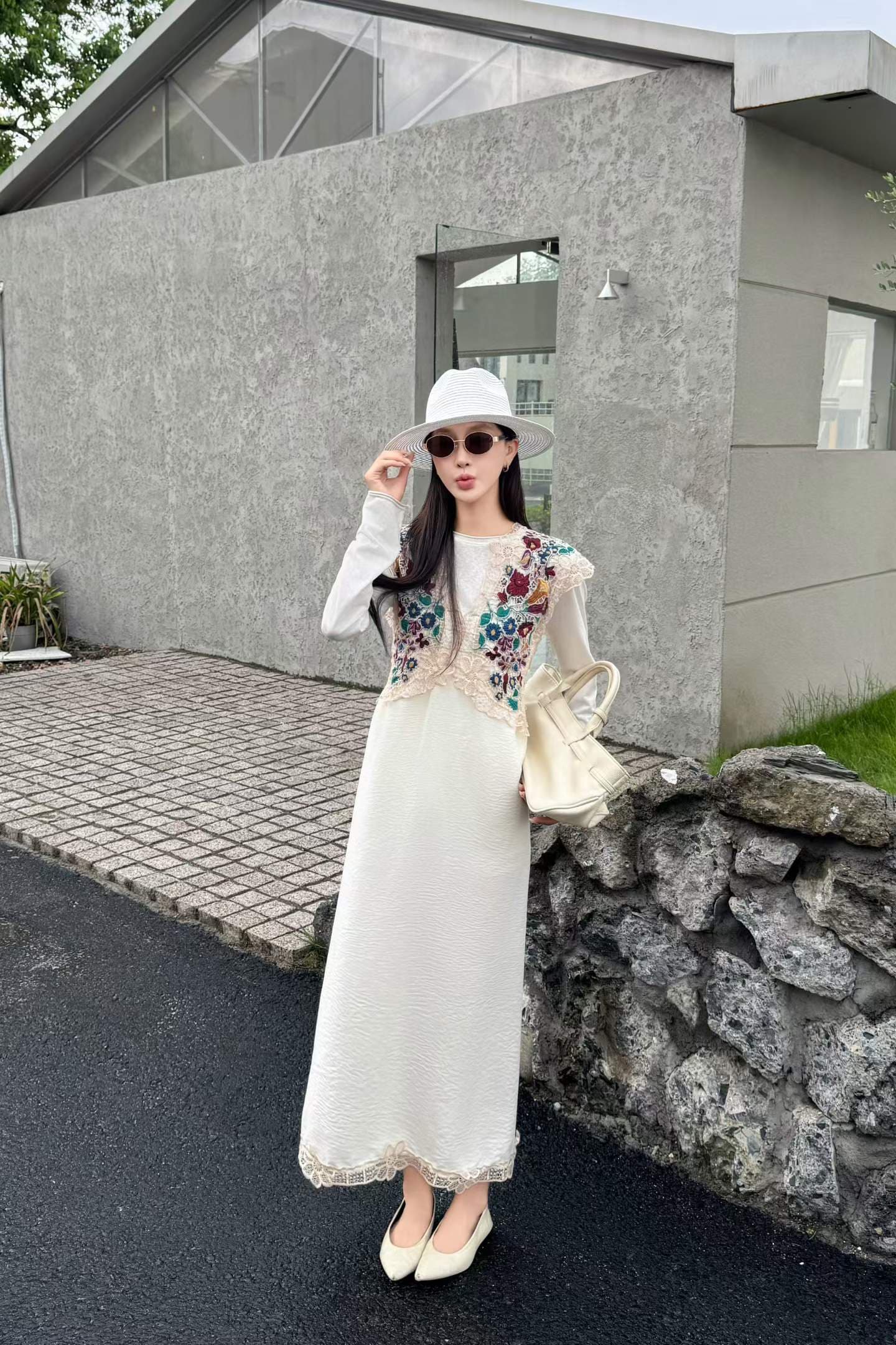 실사 2026 가을 프랑스식 레이스 자수 V넥 민소매 드레스 우아함 품격 허리 수축 휴가 길다 치마 상세 이미지 2
