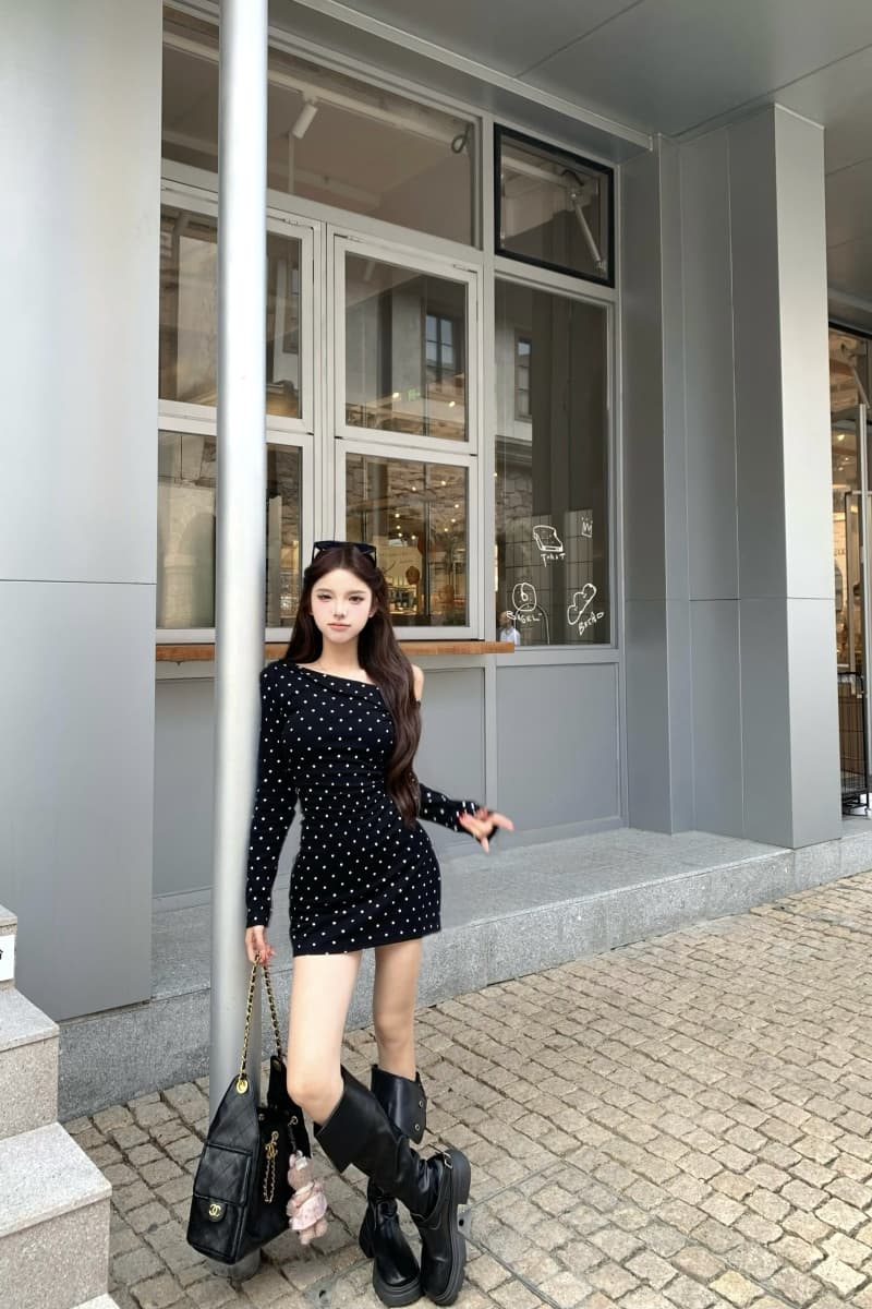 실사 정가 검정색 도트 무늬 긴팔 비스듬한 어깨 여성 드레스 새로운 프랑스식 허리 수축 품격 슬림해 보이는 한 마디 미니 스커트 상세 이미지 7