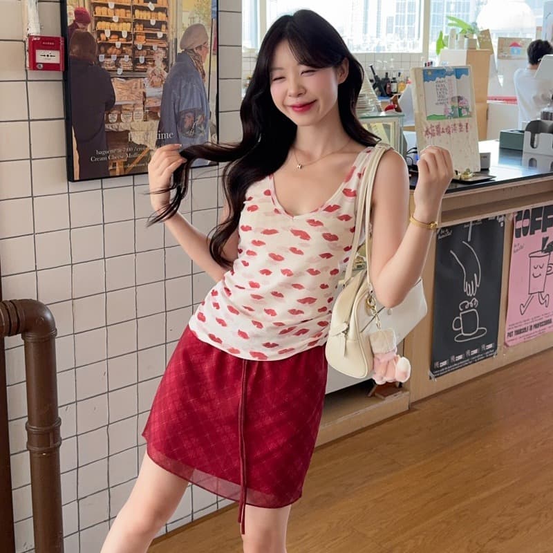 실사 펌프 로프 체크무늬 밴딩 둘 착용 튜브탑 흰색 배경 빨간 입술 조끼 다용도 바닥 청소 한 마디 롱 코트 반 스커트 이미지 3