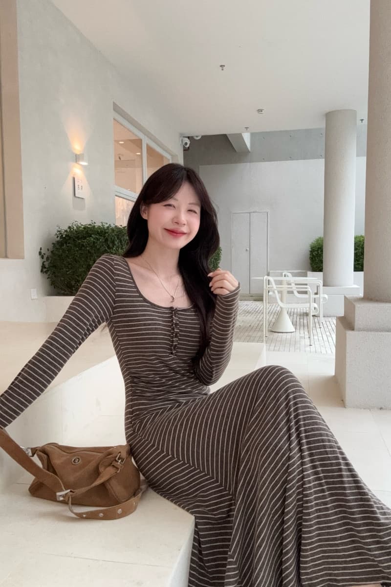 실사 정가 새로운 패션 다용도 슬림해 보이는 몸매 가꾸기 u 칼라 스트라이프 긴팔 여성 드레스 상세 이미지 16