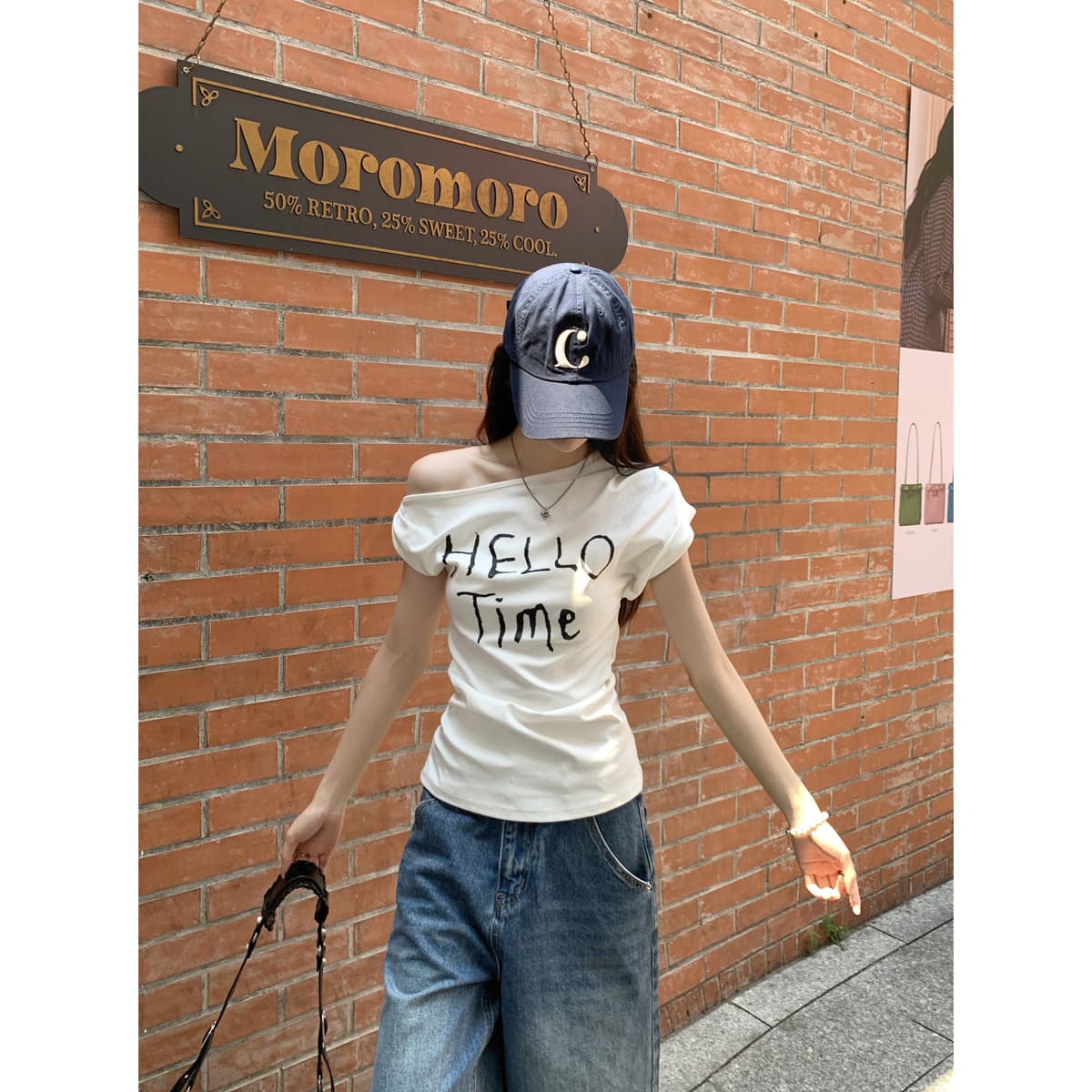 실사 정가 여름 한국 스타일 순수한 욕망 품격 비스듬한 칼라 불규칙 비틀림 주름 알파벳 프린트 반팔 티셔츠 여성 이미지 2