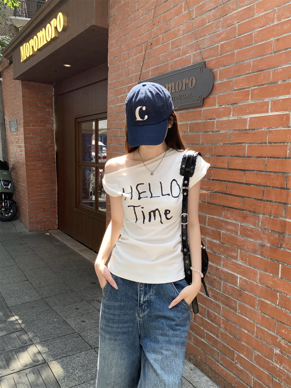 실사 정가 여름 한국 스타일 순수한 욕망 품격 비스듬한 칼라 불규칙 비틀림 주름 알파벳 프린트 반팔 티셔츠 여성 상세 이미지 6