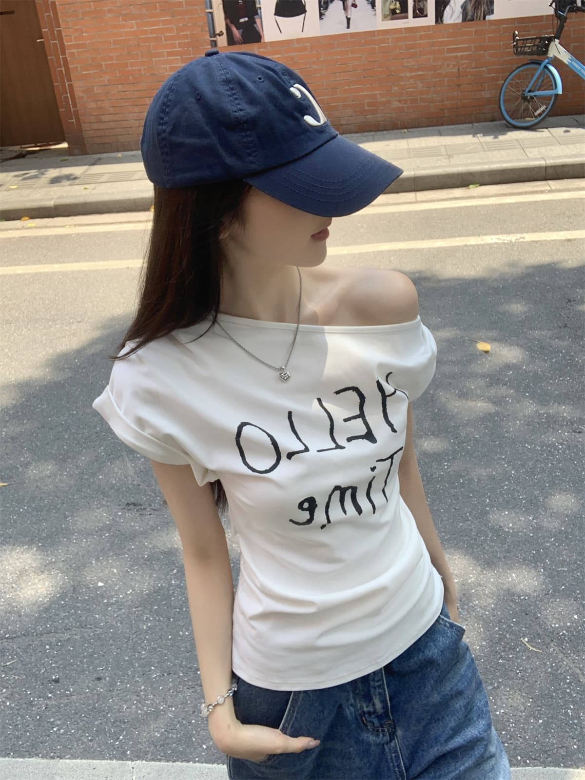 실사 정가 여름 한국 스타일 순수한 욕망 품격 비스듬한 칼라 불규칙 비틀림 주름 알파벳 프린트 반팔 티셔츠 여성 상세 이미지 12