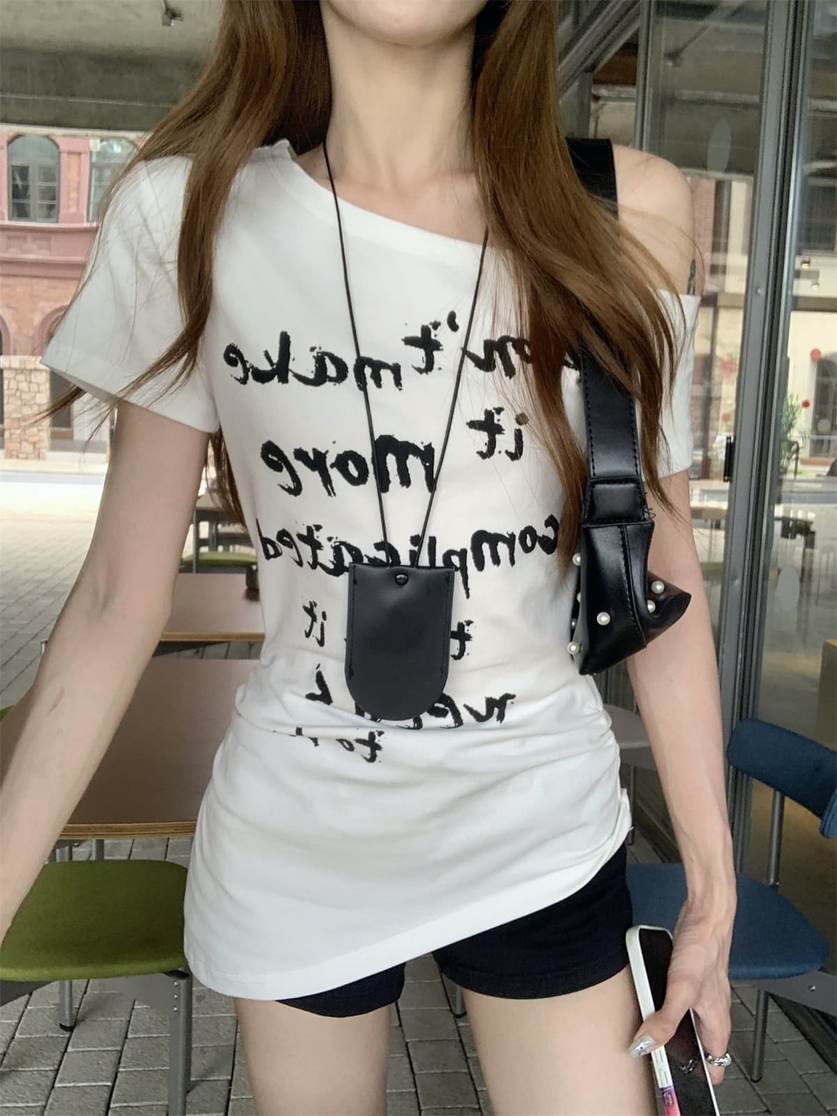 실사 정가 여름 한국 스타일 비스듬한 칼라 불규칙 주름 슬림해 보이는 알파벳 프린트 다용도 순면 반팔 티셔츠 여성 상세 이미지 4
