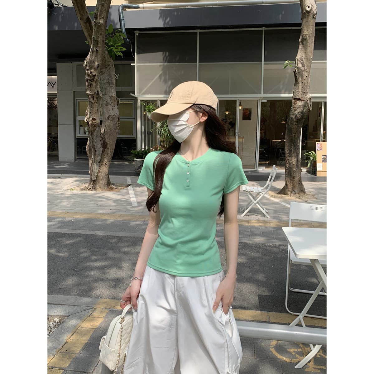 실사 정가 여름 한국 스타일 미니멀리즘 다용도 몸매 가꾸기 라운드 넥 긍정적 인 어깨 단추 디자인 센스 반팔 티셔츠 여성 셔츠 이미지 4