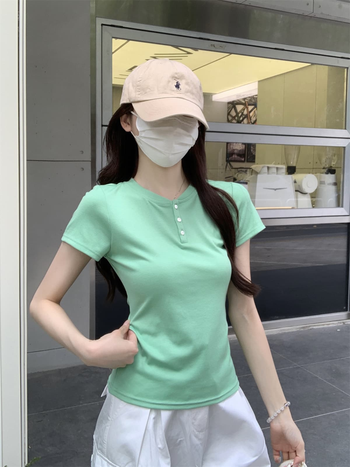 실사 정가 여름 한국 스타일 미니멀리즘 다용도 몸매 가꾸기 라운드 넥 긍정적 인 어깨 단추 디자인 센스 반팔 티셔츠 여성 셔츠 상세 이미지 9