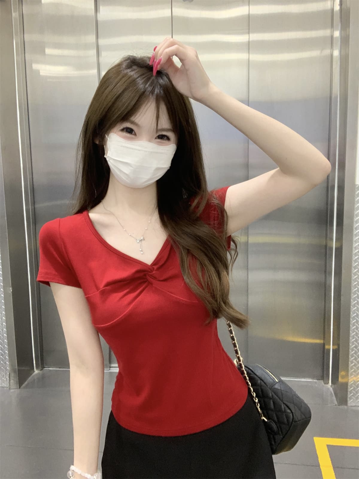 실사 정가 여름 한국 스타일 품격 V넥 매듭 디자인 센스 슬림해 보이는 빨간색 순면 반팔 티셔츠 맨위 상세 이미지 4
