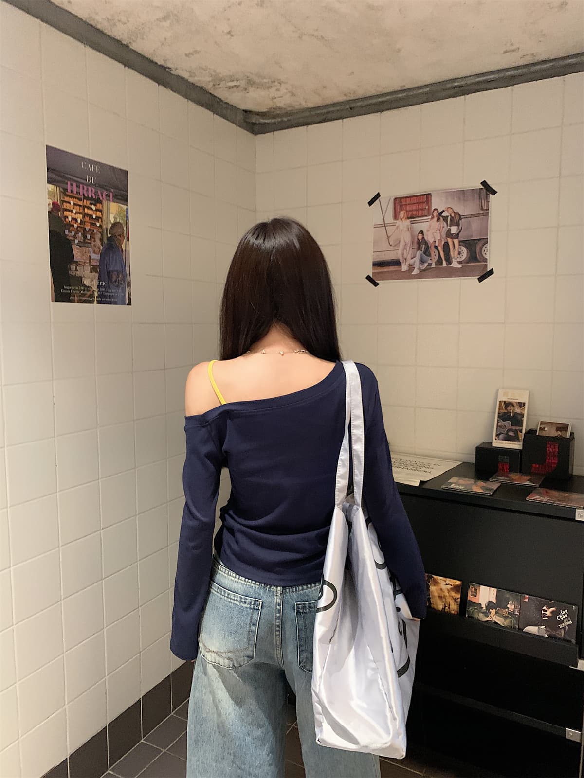 실사 정가 가을 한국 스타일 핫걸 비스듬한 어깨 알파벳 프린트 몸매 가꾸기 허리 수축 슬림해 보이는 인사이드 가져 가라. 긴팔 티셔츠 맨위 상세 이미지 13