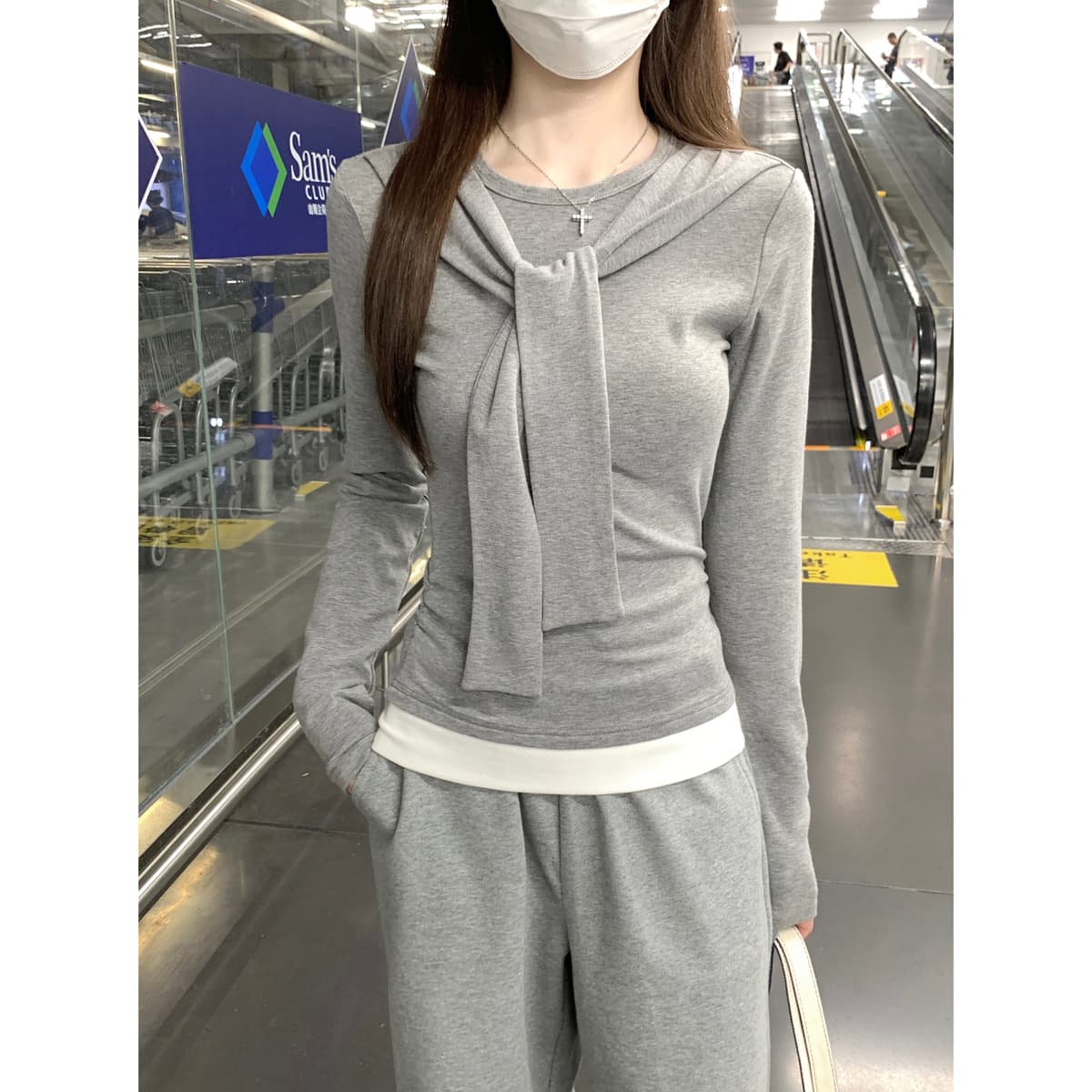 실사 정가 가을 한국 스타일 품격 몸매 가꾸기 핫걸 긍정적 인 어깨 페이크 레이어드 디자인 긴팔 티셔츠 만나는 맨위 여성 이미지 3