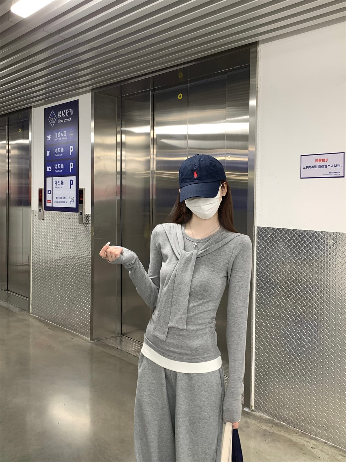실사 정가 가을 한국 스타일 품격 몸매 가꾸기 핫걸 긍정적 인 어깨 페이크 레이어드 디자인 긴팔 티셔츠 만나는 맨위 여성 상세 이미지 11