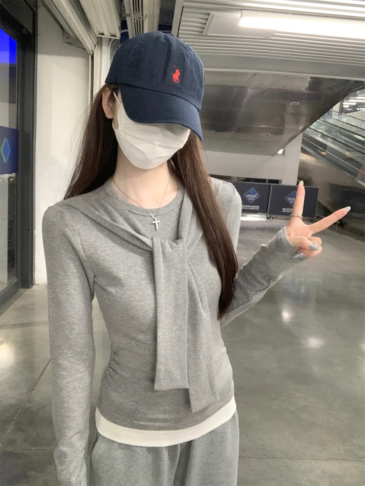 실사 정가 가을 한국 스타일 품격 몸매 가꾸기 핫걸 긍정적 인 어깨 페이크 레이어드 디자인 긴팔 티셔츠 만나는 맨위 여성 상세 이미지 13