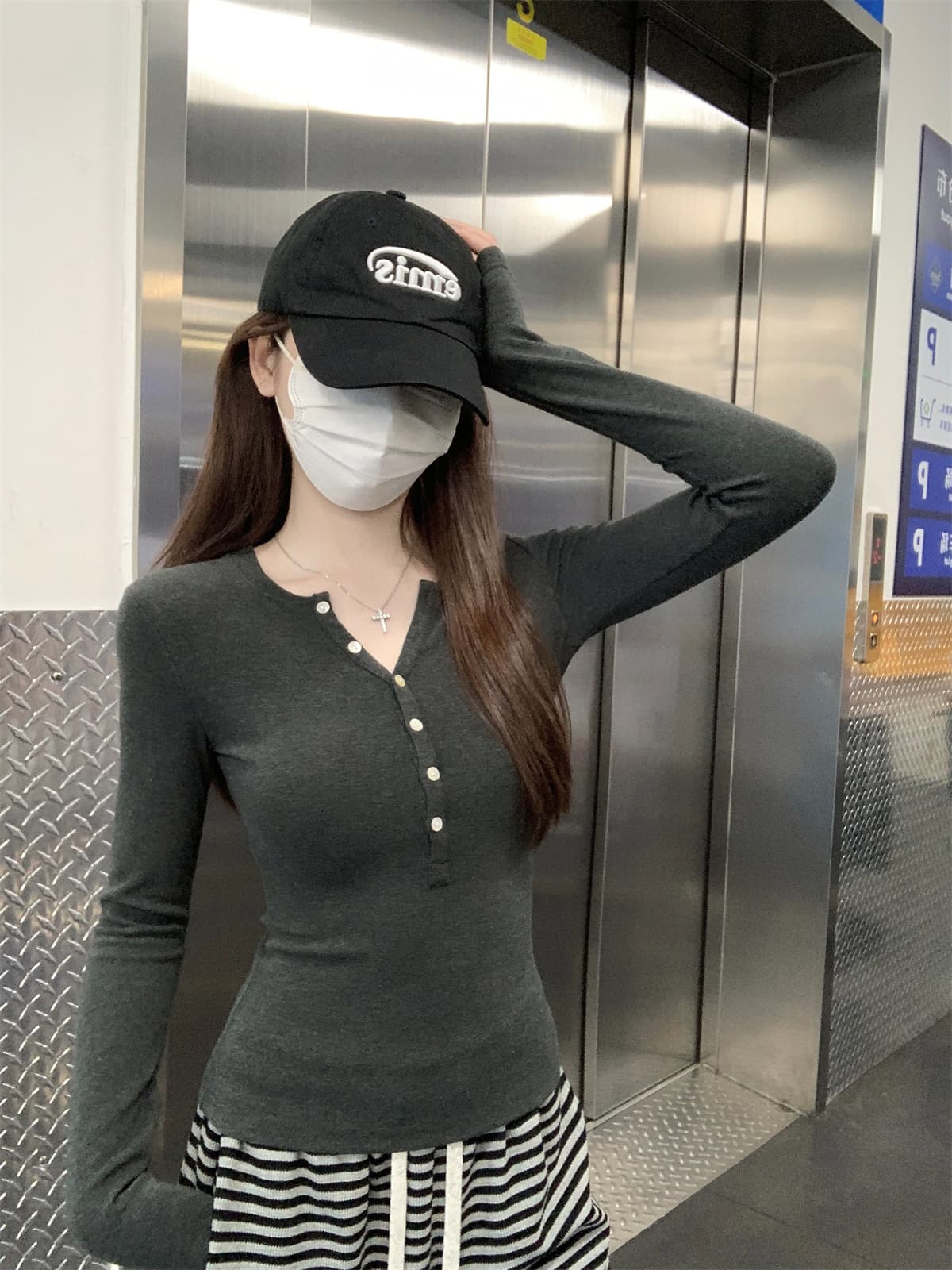 실사 정가 가을 한국 스타일 단색 반 개방 칼라 긍정적 인 어깨 디자인 센스 단추 기본 셔츠 긴팔 티셔츠 여성 셔츠 상세 이미지 18