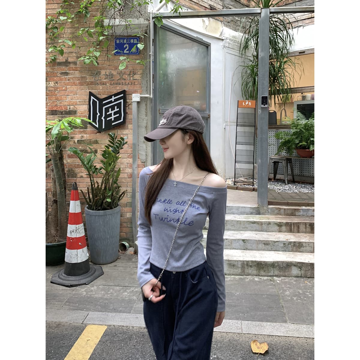 실사 정가 가을 한국 스타일 순수한 욕망 오프숄더 알파벳 프린트 품격 오프숄더 긴팔 만나는 티셔츠 여성 셔츠