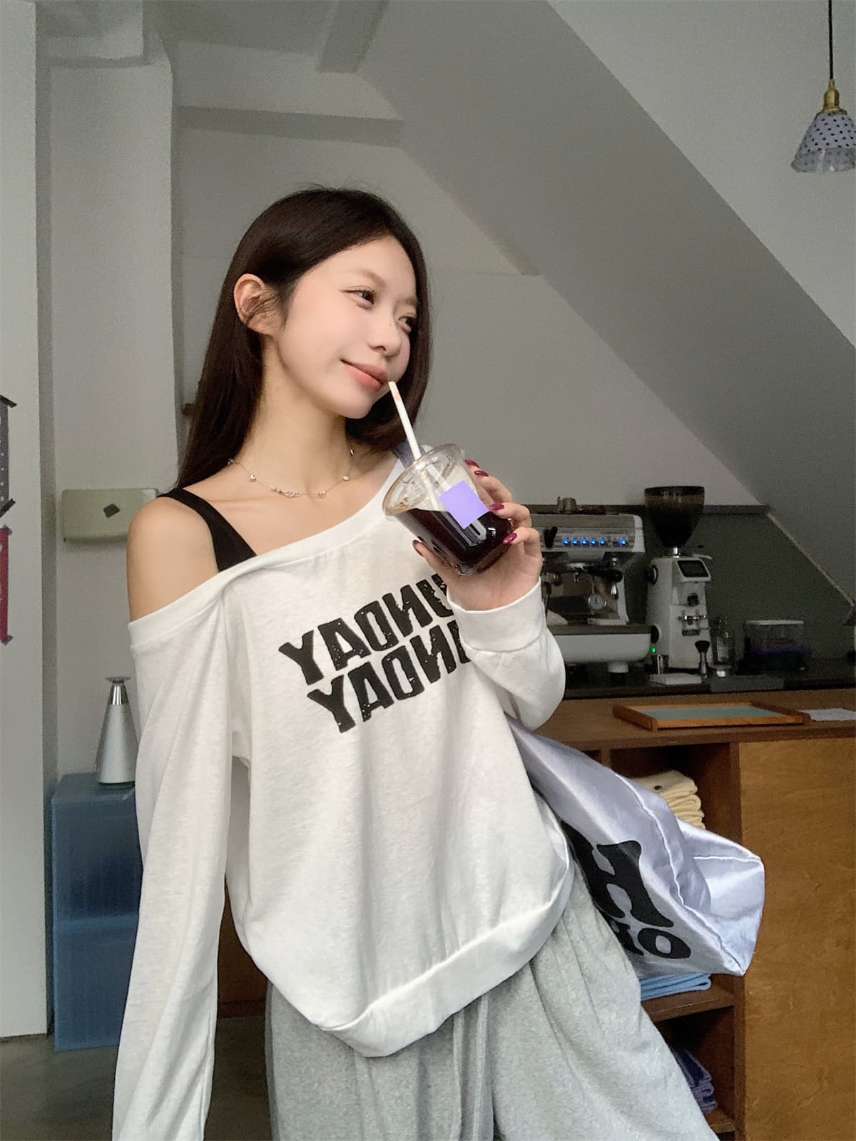 실사 정가 가을 한국 스타일 비스듬한 어깨 핫걸 캐주얼 루즈핏 배색 알파벳 프린트 오프숄더 긴팔 티셔츠 맨위 상세 이미지 28