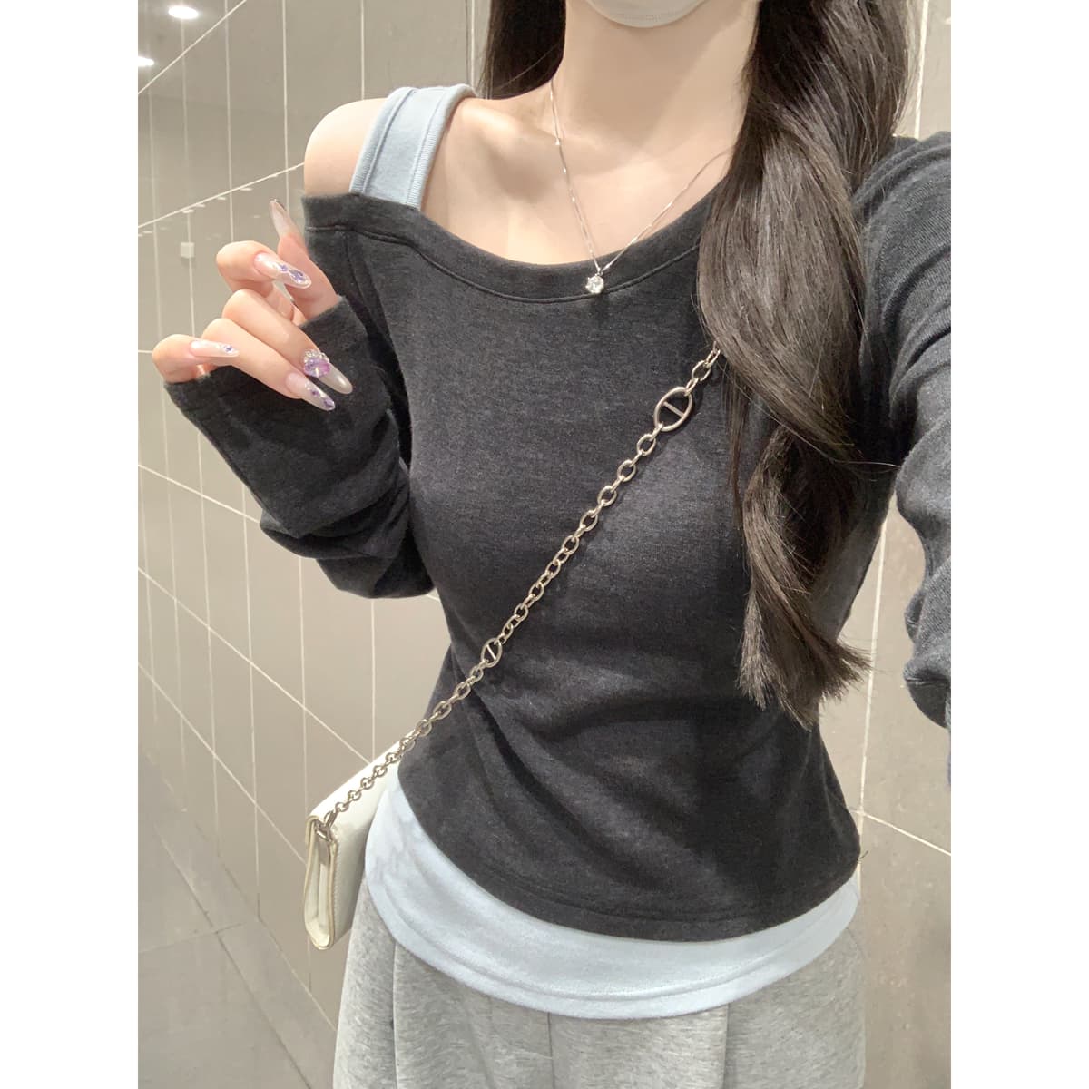 실사 정가 가을 겨울 한국 스타일 캐주얼 다용도 품격 페이크 레이어드 비스듬한 칼라 오프숄더 긴팔 기본 셔츠 티셔츠 맨위 이미지 3
