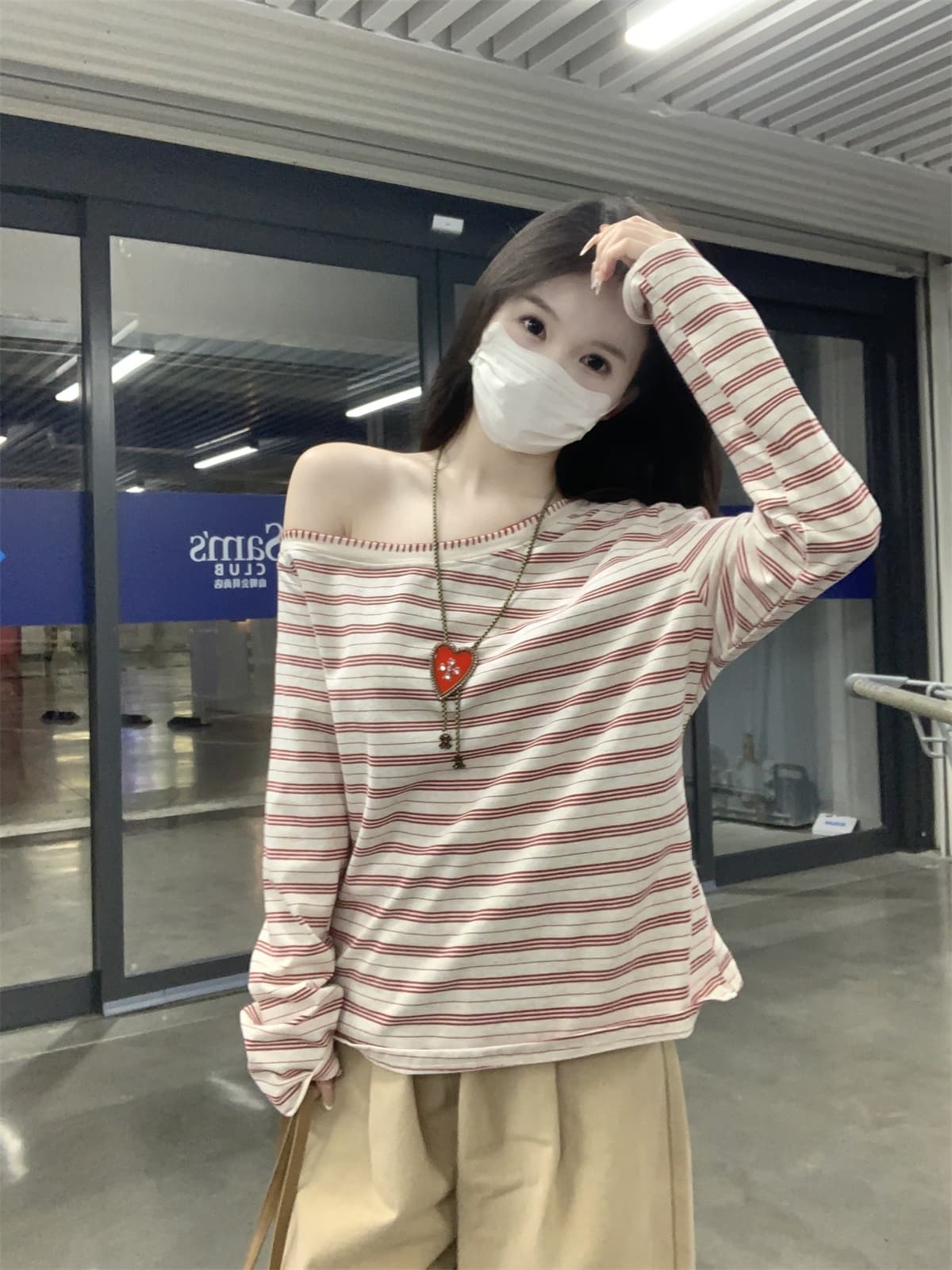 실사 정가 가을 겨울 한국 스타일 비스듬한 어깨 스트라이프 느긋한 루즈핏 오프숄더 기본 셔츠 긴팔 인사이드 가져 가라. 티셔츠 여성 셔츠 상세 이미지 2