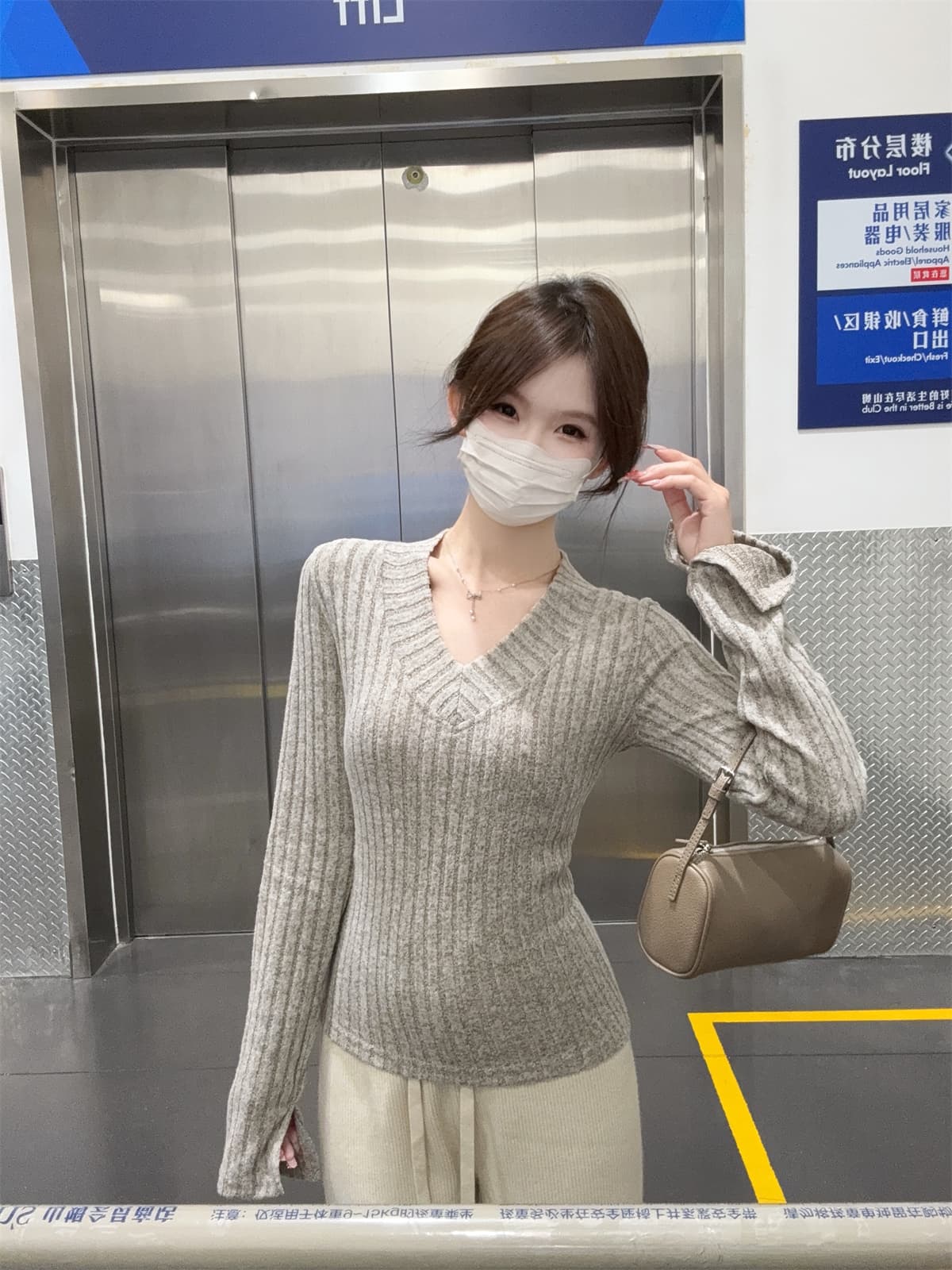 실사 정가 가을 겨울 한국 스타일 품격 부드러운 구덩이 기사 V넥 몸매 가꾸기 나팔 소매 인사이드 가져 가라. 긴팔 티셔츠 맨위 여성 상세 이미지 17