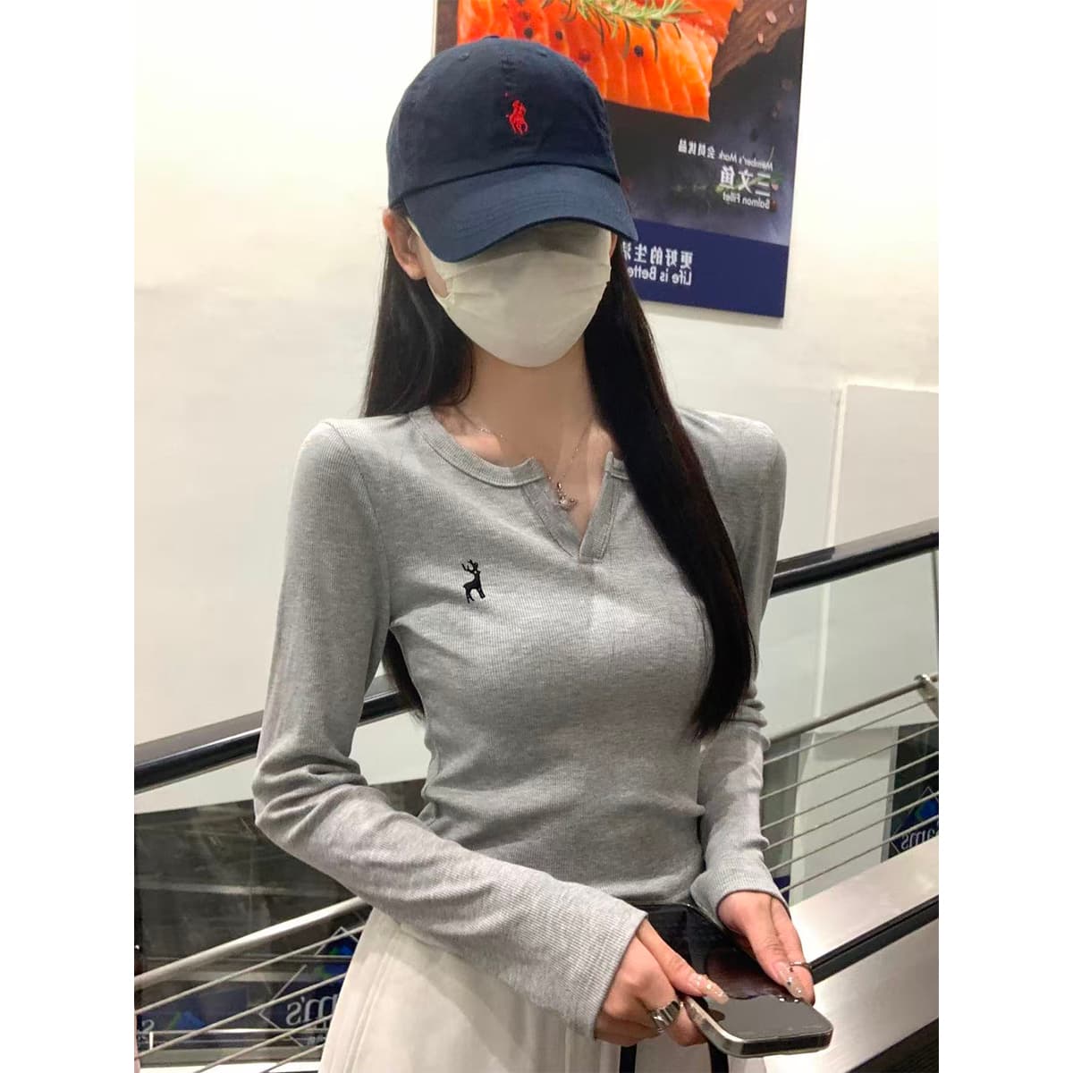 실사 정가 이른 봄 한국 스타일 품격 핫걸 반 개방 칼라 몸매 가꾸기 자수 다용도 긴팔 티셔츠 기본 셔츠 맨위