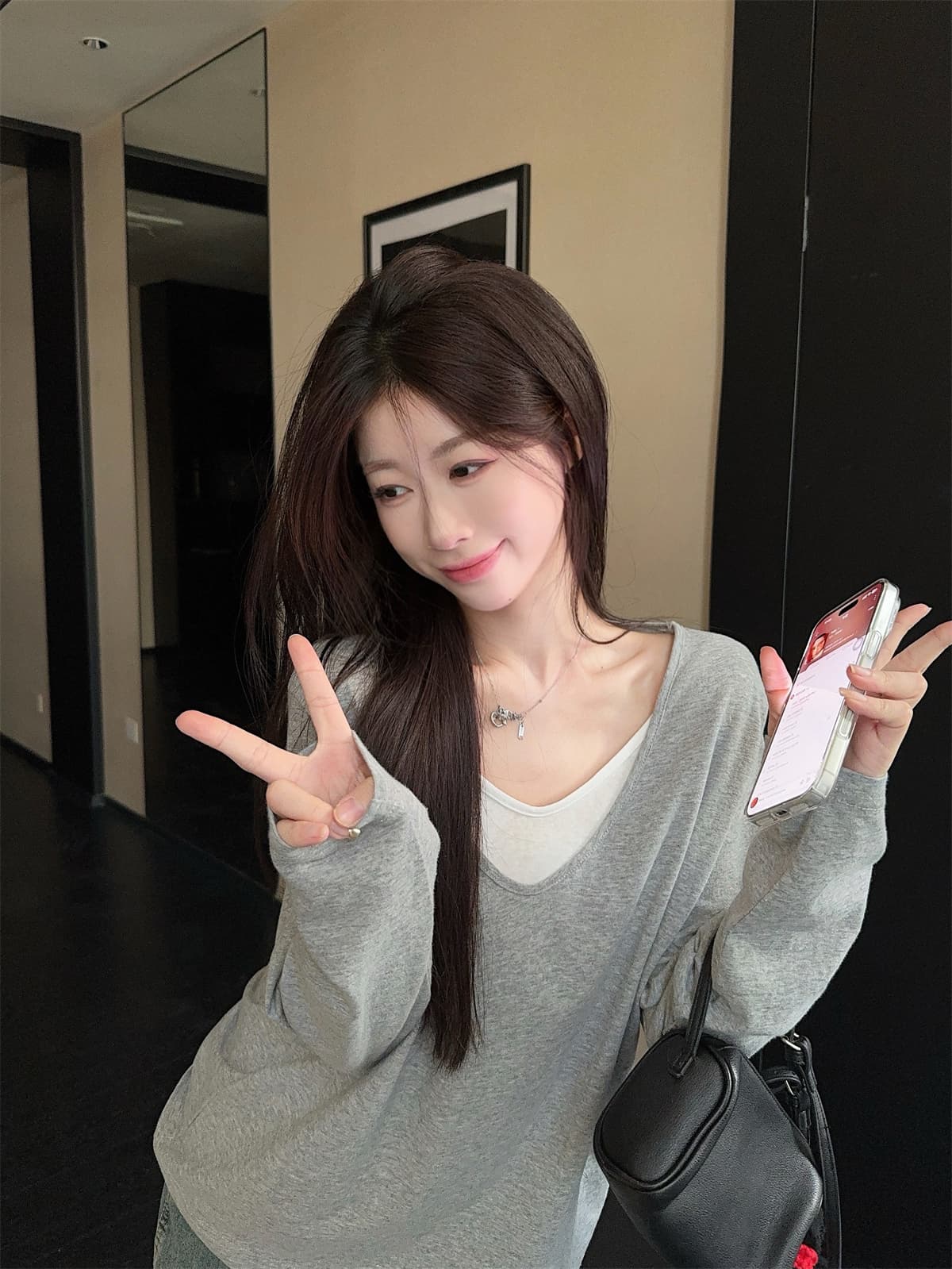 실사 정가 봄 한국 스타일 페이크 레이어드 V넥 루즈핏 슬림해 보이는 긍정적 인 어깨 미니멀리즘 다용도 긴팔 티셔츠 맨위 여성 상세 이미지 8