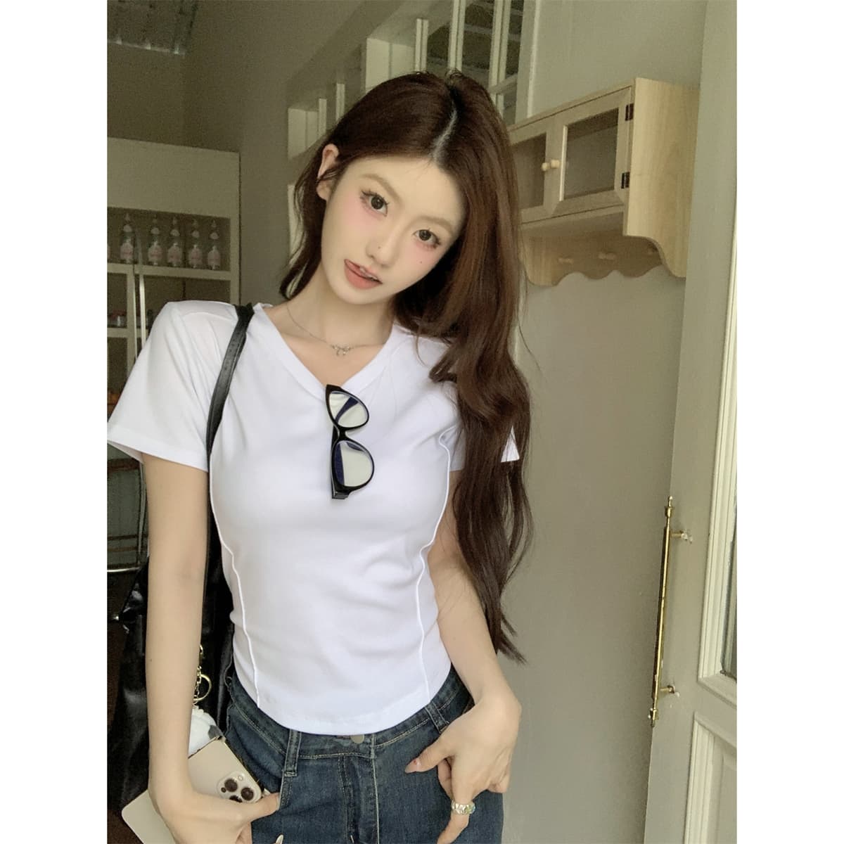 실사 정가 여름 한국 스타일 순수한 욕망 V넥 몸매 가꾸기 핫걸 긍정적 인 어깨 생선뼈 디자인 센스 반팔 티셔츠 맨위 여성 이미지 2