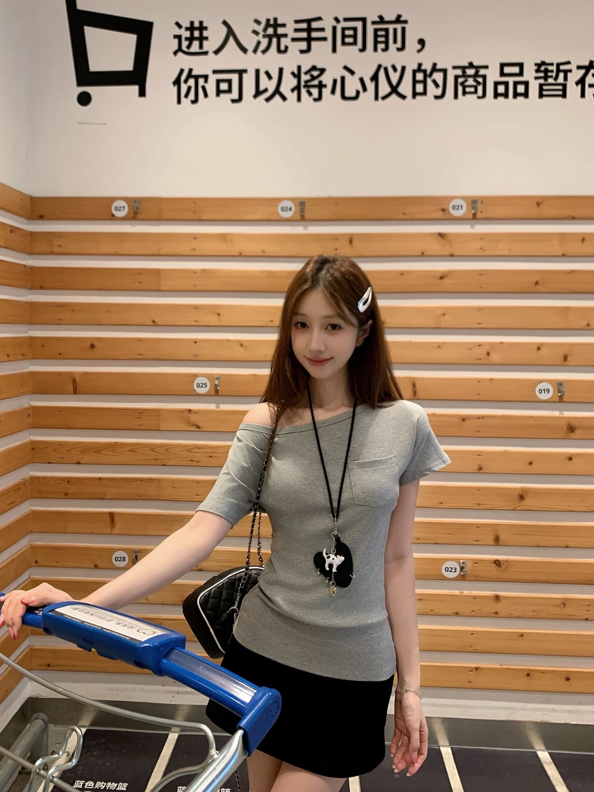 실사 정가 여름 한국 스타일 품격 비스듬한 어깨 몸매 가꾸기 핫걸 주머니 디자인 센스 오프숄더 반팔 티셔츠 맨위 여성 상세 이미지 6