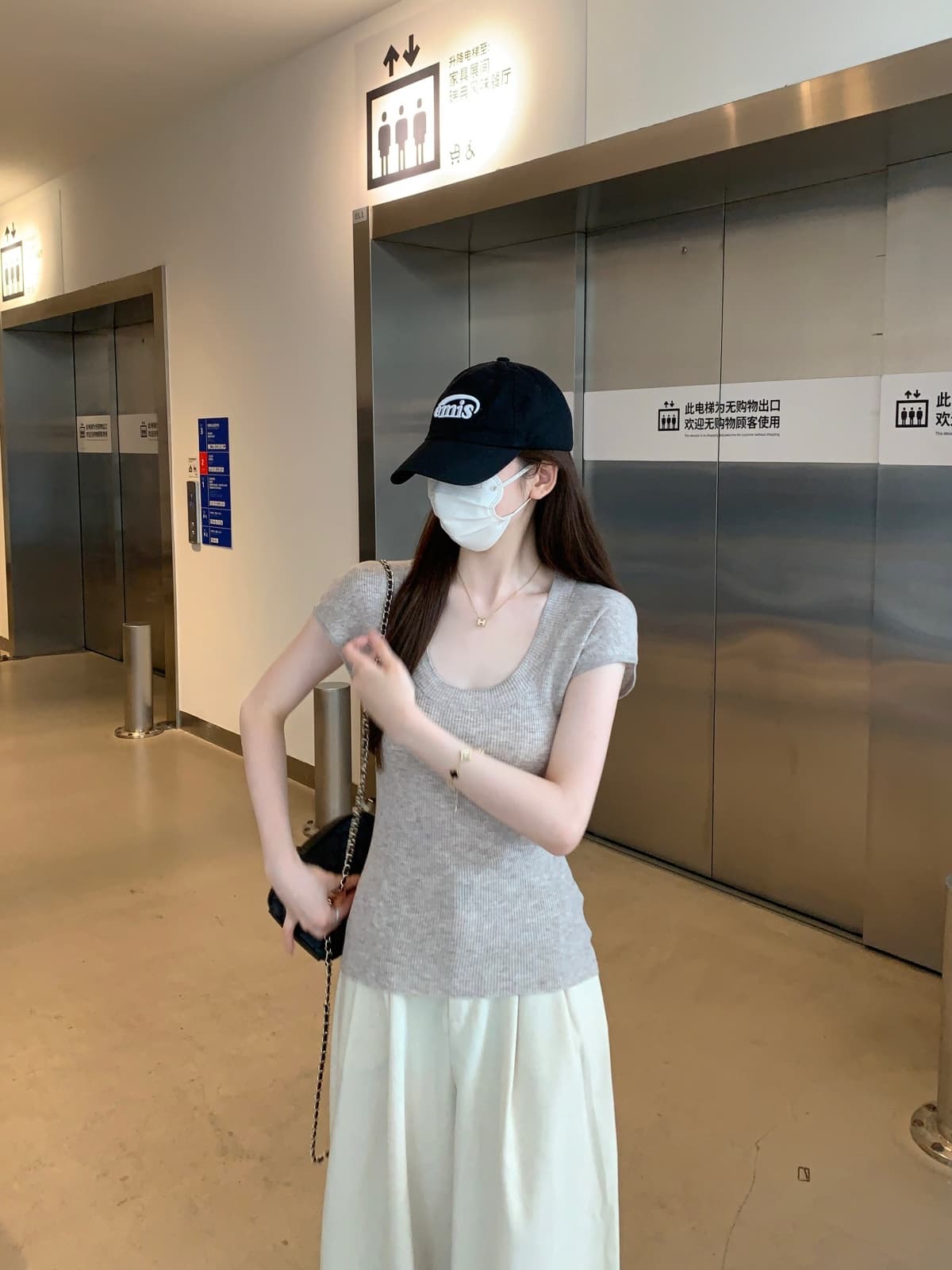 실사 정가 여름 한국 스타일 u 칼라 단색 미니멀리즘 기초 다용도 몸매 가꾸기 슬림해 보이는 반팔 니트 스웨터 맨위 이미지 4