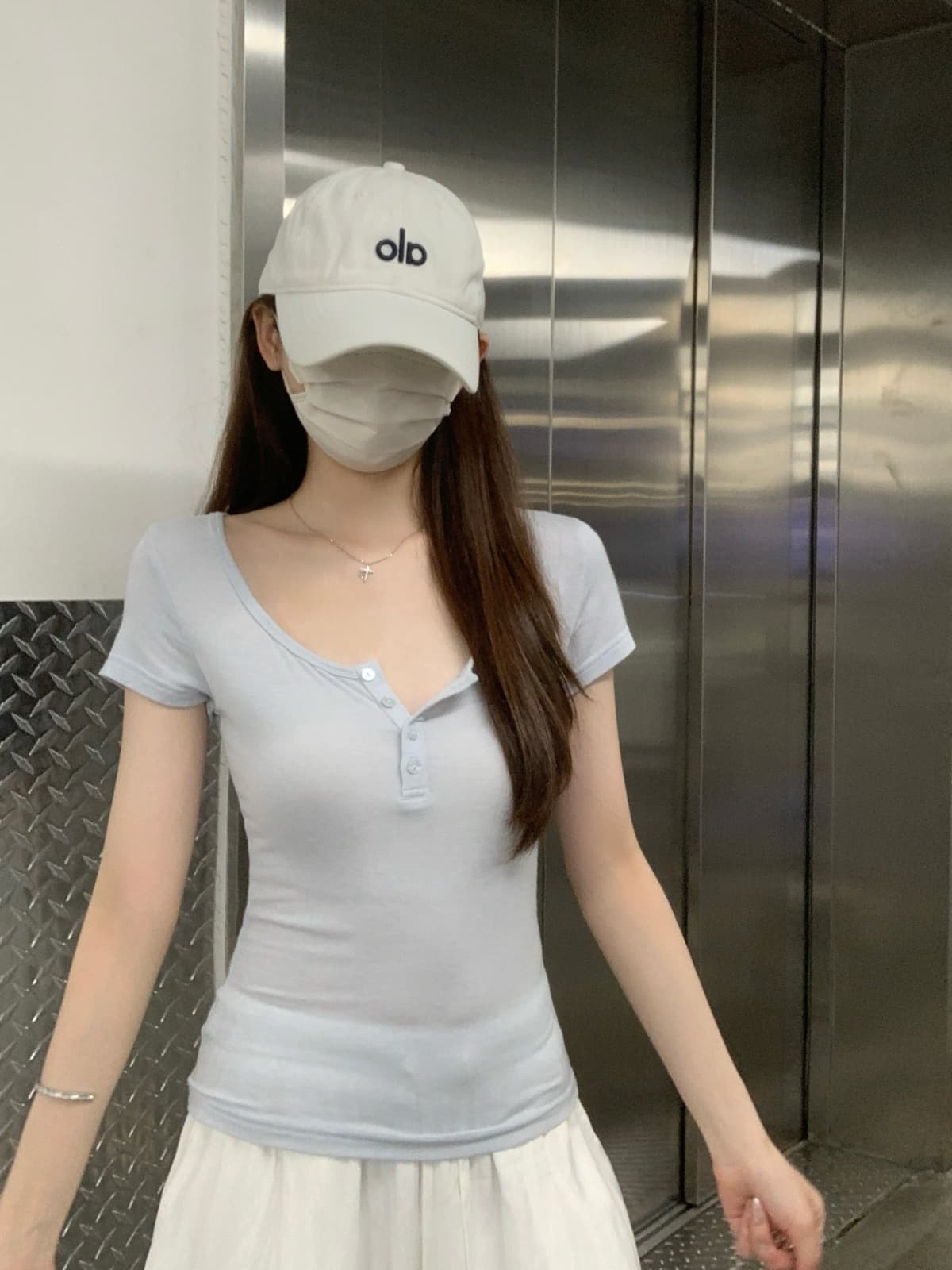 실사 정가 여름 한국 스타일 u 칼라 단추 디자인 단색 품격 백 몸매 가꾸기 슬림해 보이는 가져 가라. 반팔 티셔츠 맨위 이미지 3