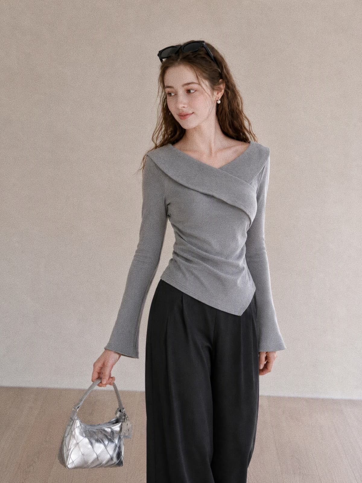 가을 새로운 한 부서 십자가 불규칙 인사이드 가져 가라. 긴팔 티셔츠 여성 허리 수축 슬림해 보이는 V넥 품격 기본 셔츠 맨위 상세 이미지 3