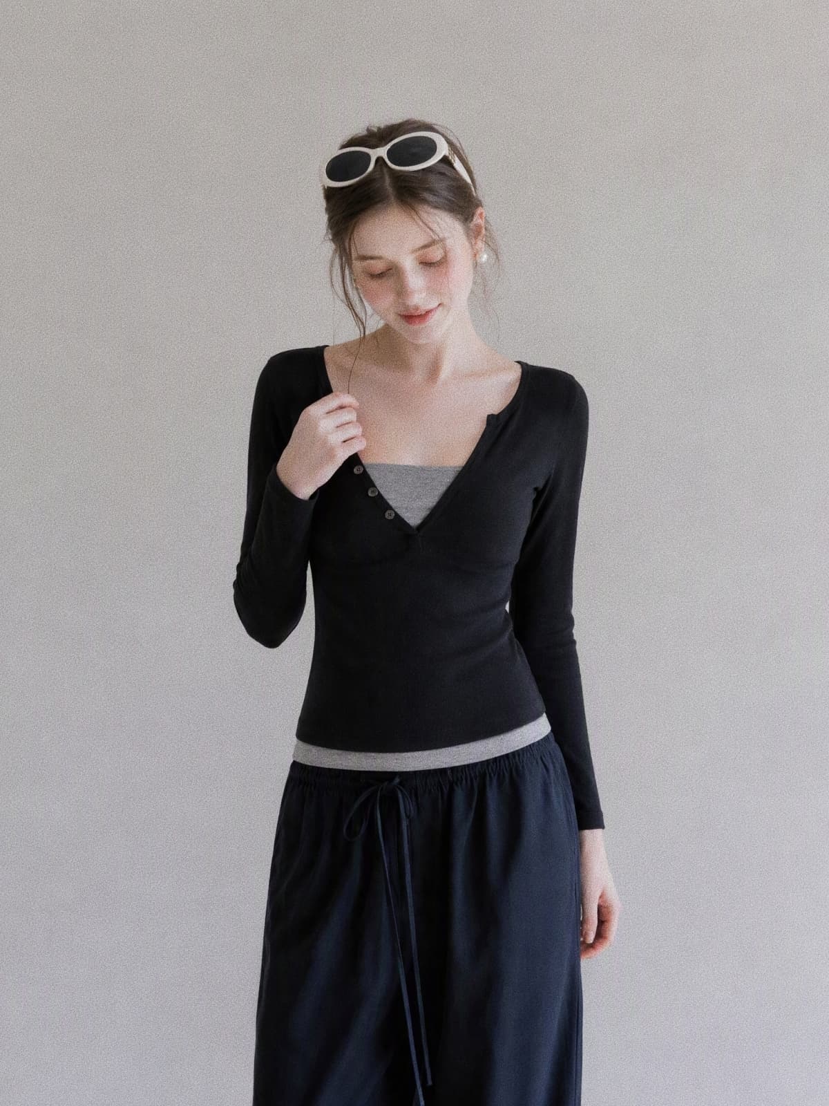 가을 새로운 품격 다용도 배색 페이크 레이어드 V넥 긴팔 티셔츠 여성 디자인 센스 몸매 가꾸기 슬림해 보이는 만나는 맨위 상세 이미지 6