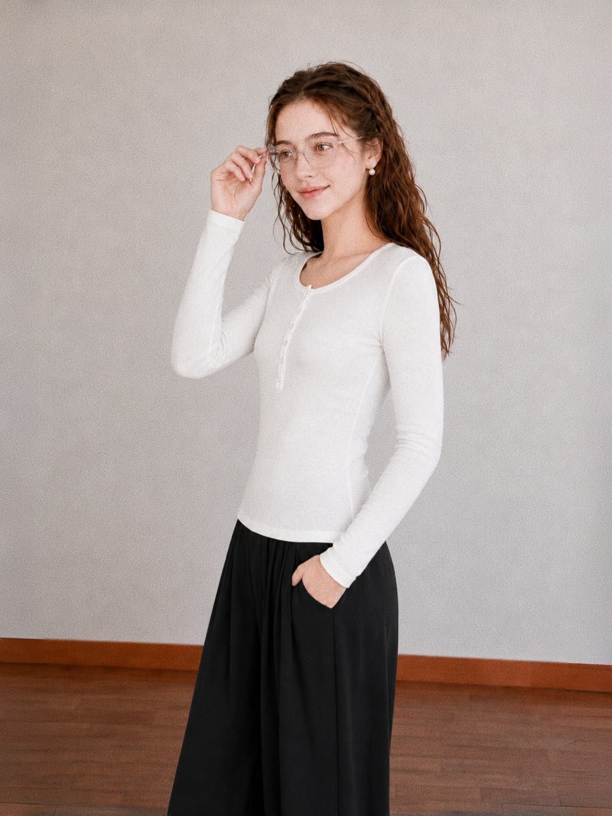 가을 새로운 한국 스타일 단색 라운드 넥 긍정적 인 어깨 디자인 센스 단추 기본 셔츠 기초 섹션 긴팔 티셔츠 여성 셔츠 상세 이미지 3