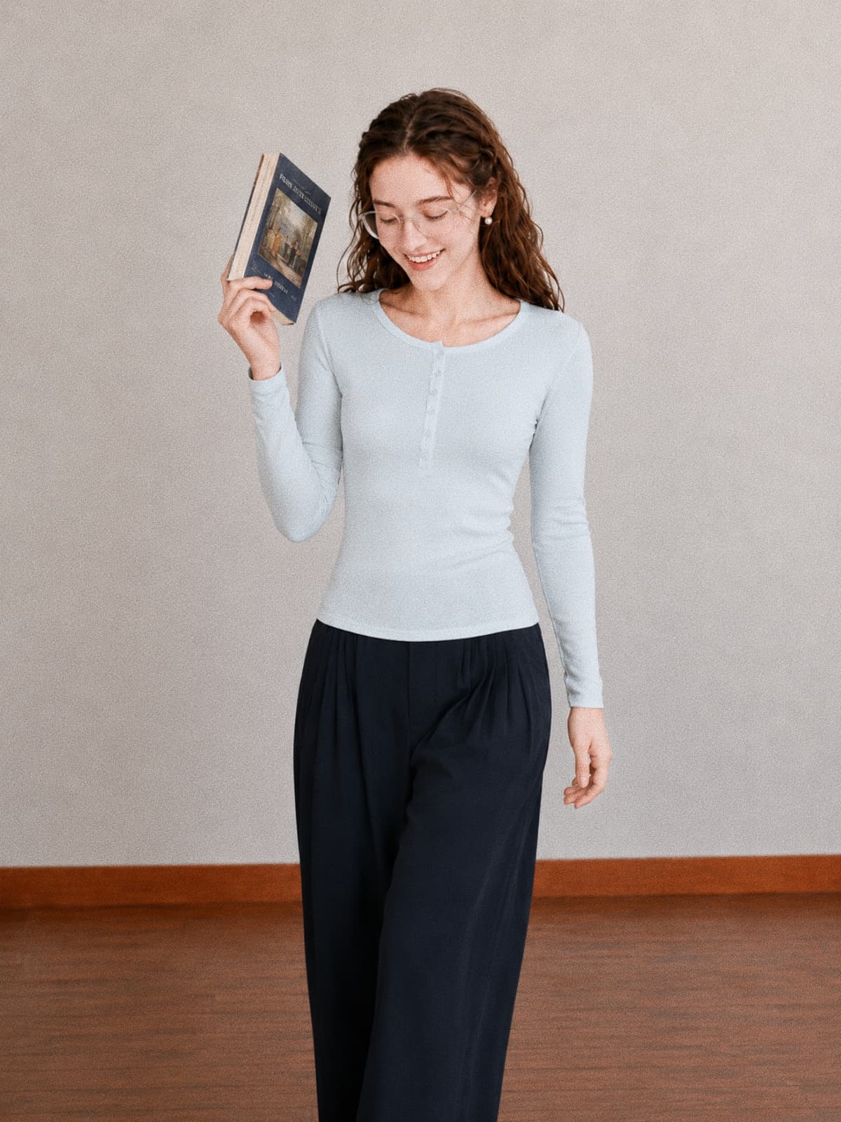 가을 새로운 한국 스타일 단색 라운드 넥 긍정적 인 어깨 디자인 센스 단추 기본 셔츠 기초 섹션 긴팔 티셔츠 여성 셔츠 상세 이미지 5