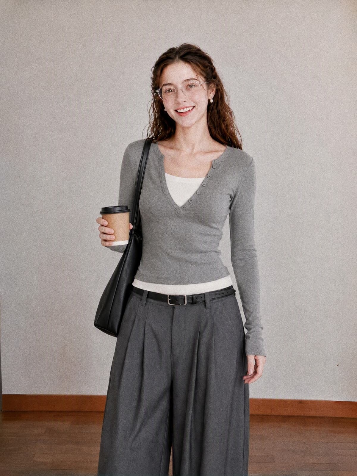 가을 한국 스타일 배색 V넥 단추 디자인 센스 페이크 레이어드 다용도 긴팔 티셔츠 여성 몸매 가꾸기 슬림해 보이는 인사이드 잡아라. 의류 상세 이미지 5