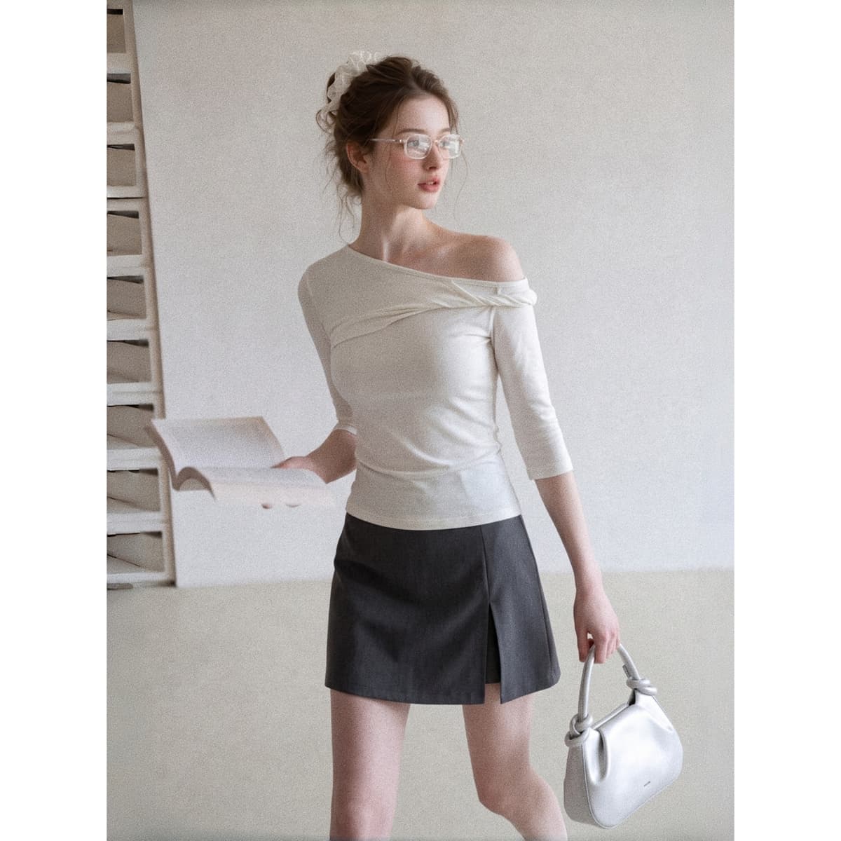 여름 순수한 욕망 디자인 센스 불규칙 비스듬한 칼라 비틀림 티셔츠 여성 주름 오프숄더 몸매 가꾸기 디스플레이 품격 중간 소매 맨위