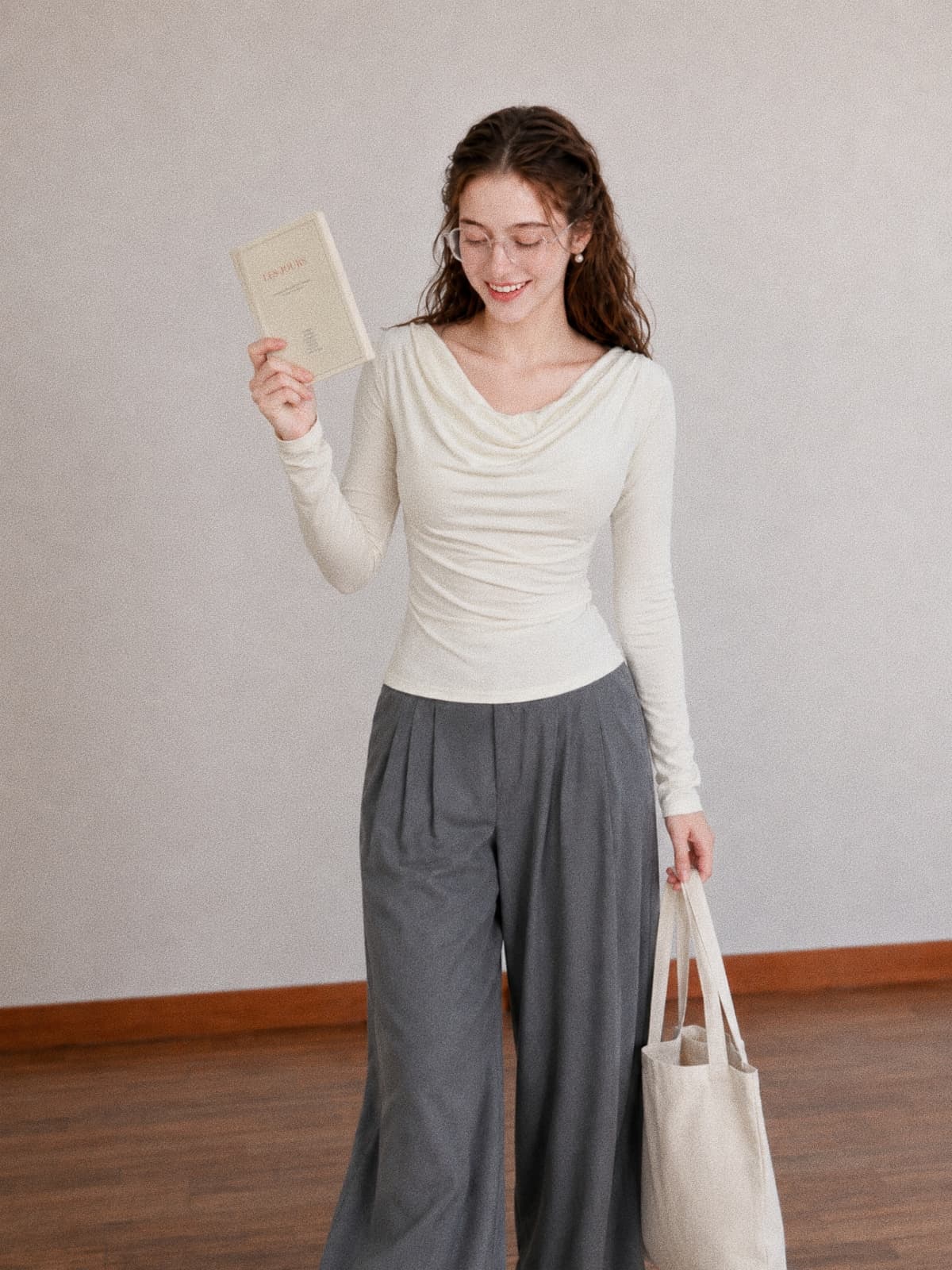 가을 새로운 한국 스타일 흔들다 칼라 긴팔 티셔츠 여성 몸매 가꾸기 슬림해 보이는 인사이드 가져 가라. 기본 셔츠 주름 디자인 품격 맨위 상세 이미지 4