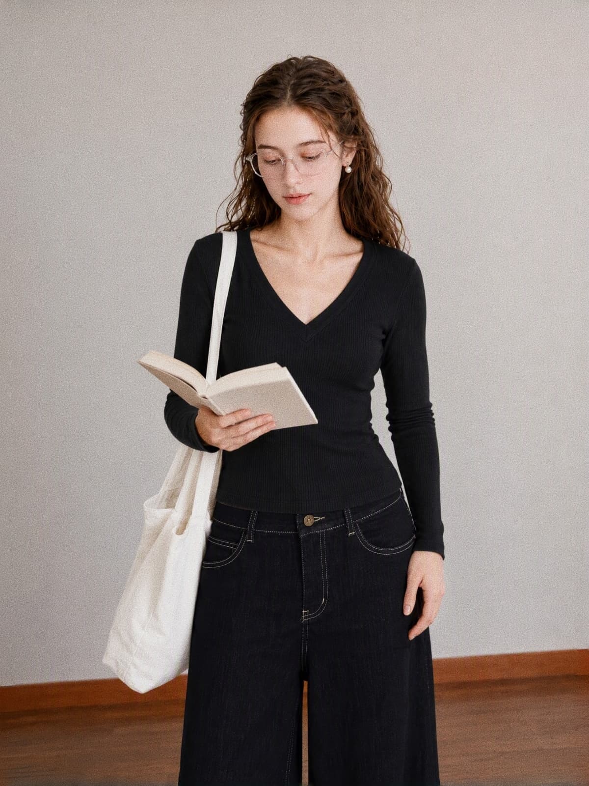 가을 새로운 미니멀리즘 회색 V넥 긴팔 티셔츠 여성 몸매 가꾸기 허리 수축 슬림해 보이는 기초 섹션 단색 인사이드 가져 가라. 기본 셔츠 상세 이미지 6