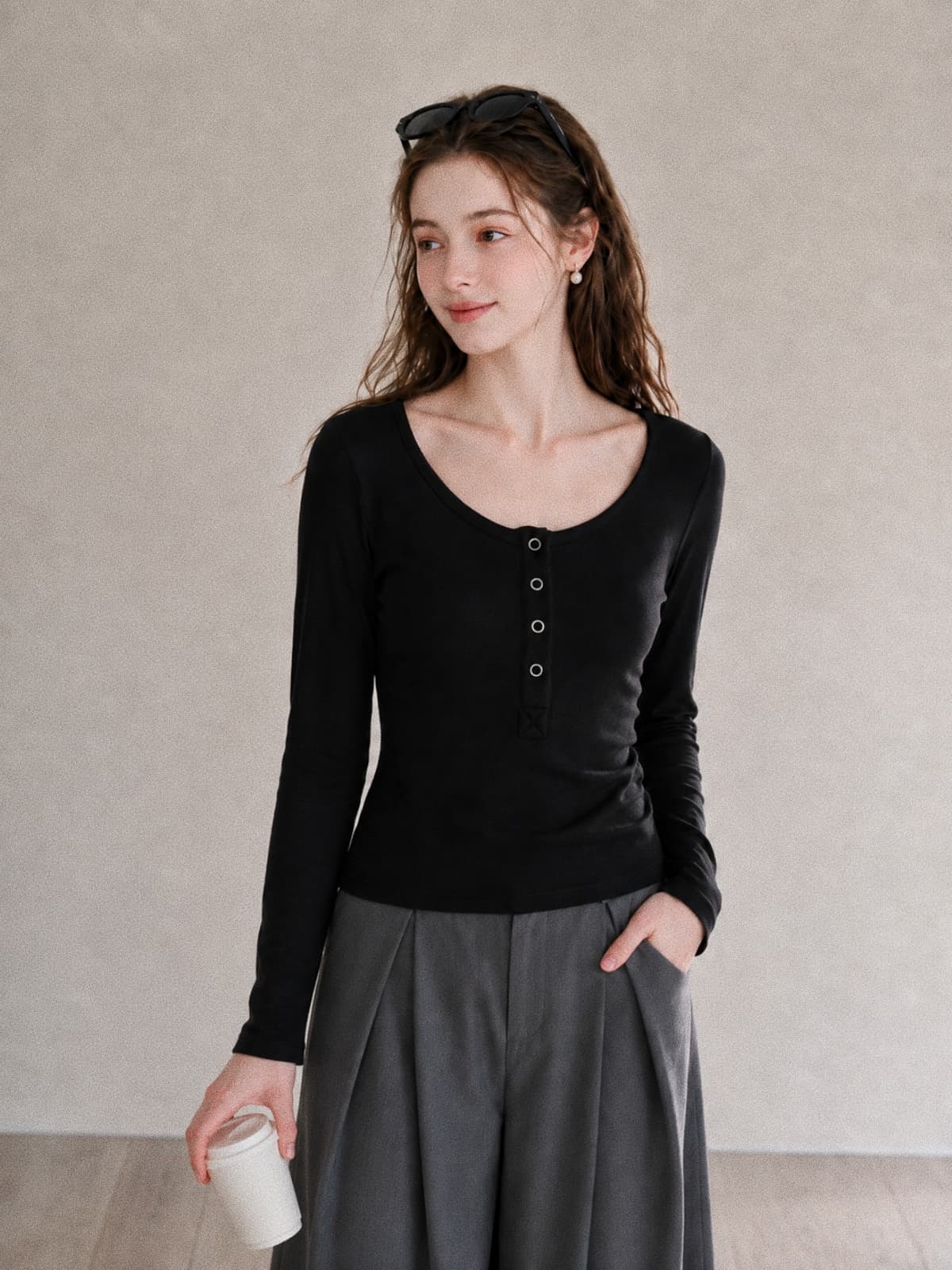 가을 새로운 한국 스타일 몸매 가꾸기 낮음 라운드 넥 단추 디자인 긴팔 만나는 티셔츠 단색 다용도 인사이드 가져 가라. 여성 셔츠 상세 이미지 4